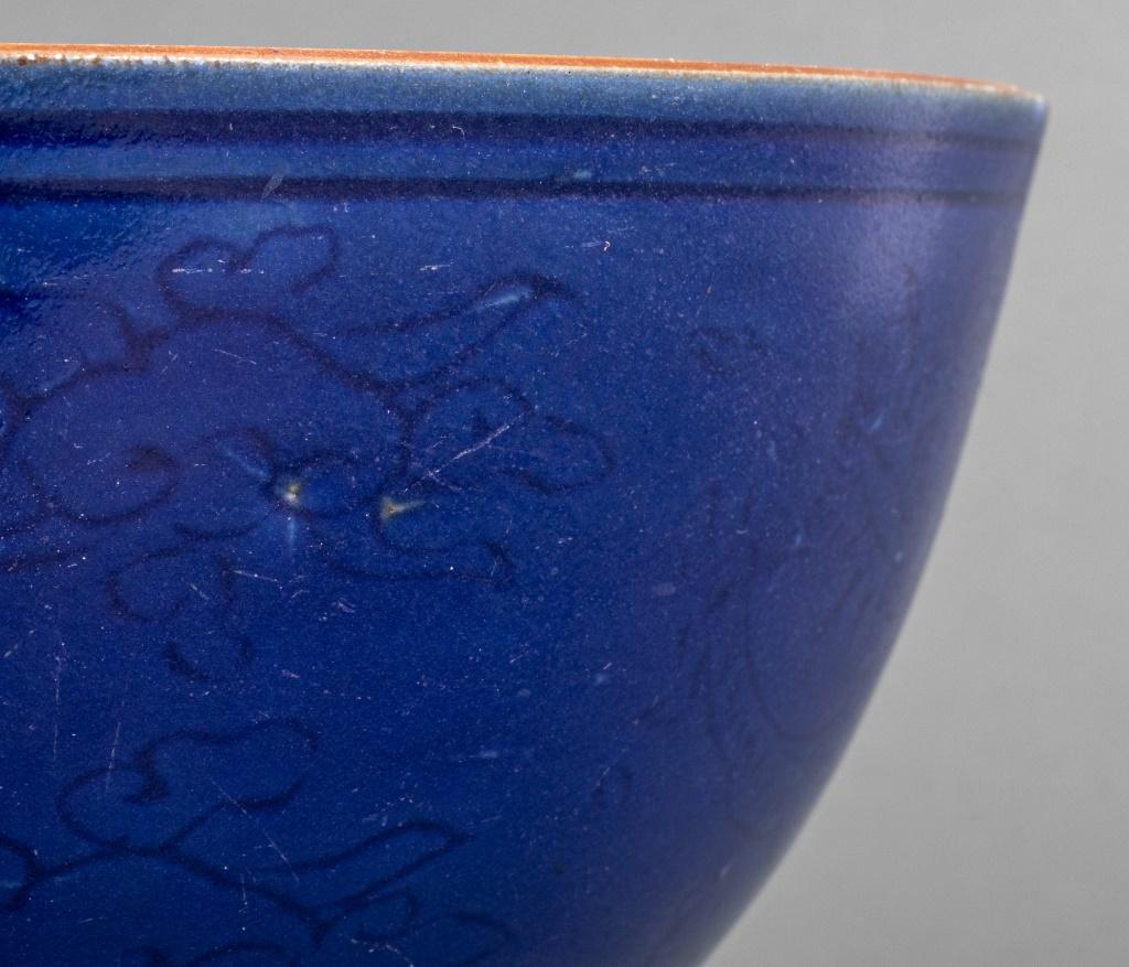 Bol en porcelaine bleu poudre à motif de dragon chinois Bon état - En vente à New York, NY