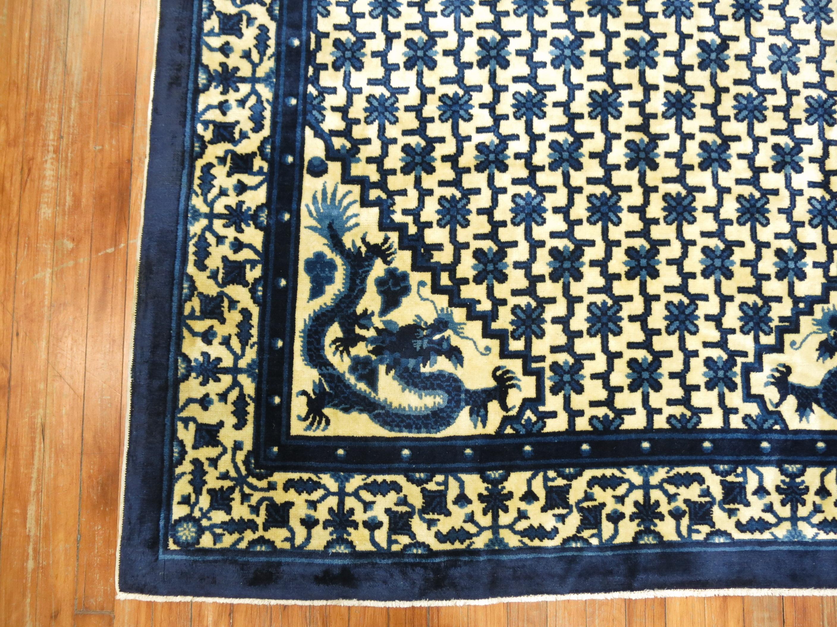 Tapis chinois vintage en forme de dragon animal en excellent état sur un fond jaune crème.

5' x 8'