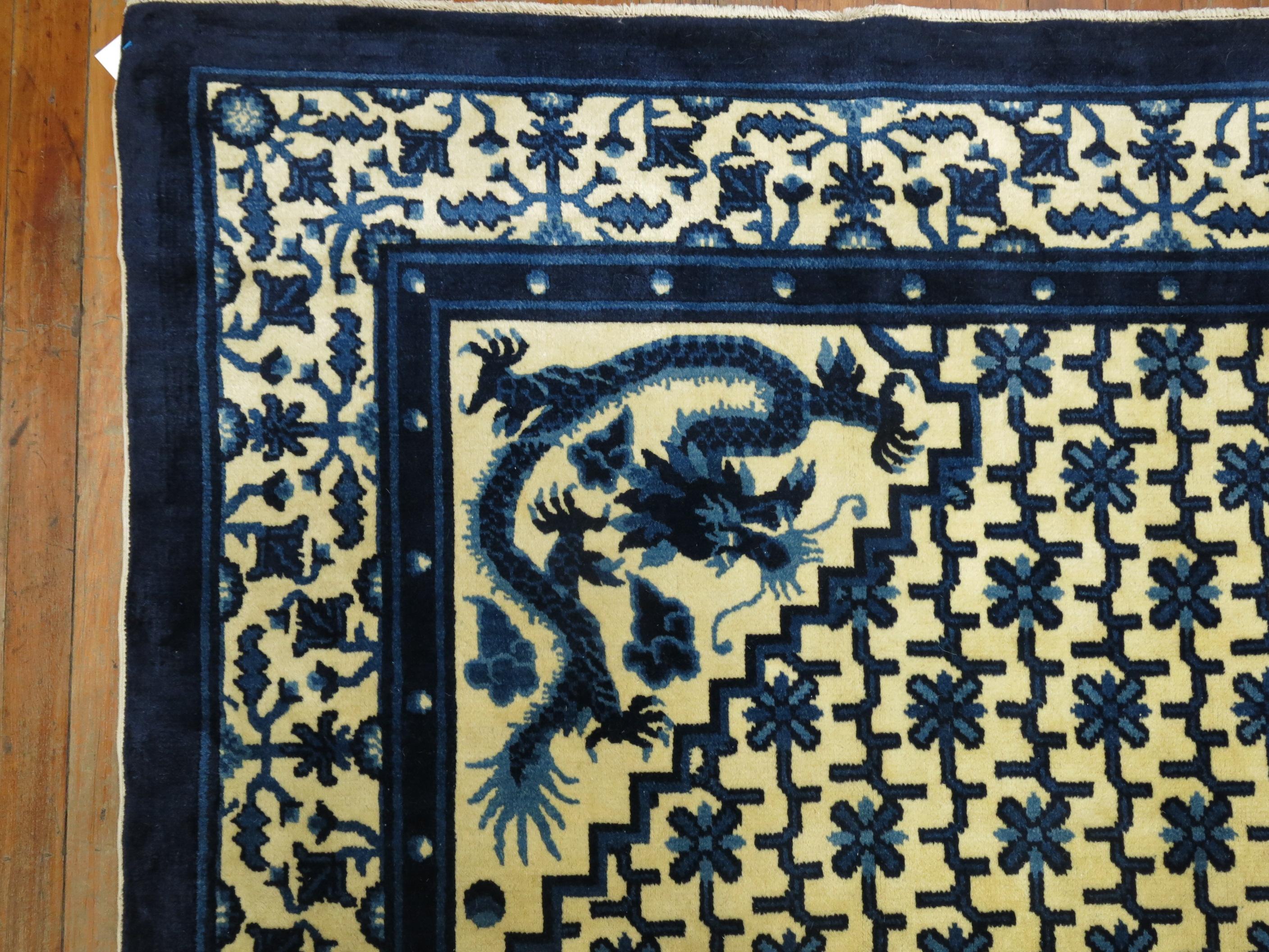 Tapis chinois en forme de dragon de Pékin de taille normale Bon état - En vente à New York, NY