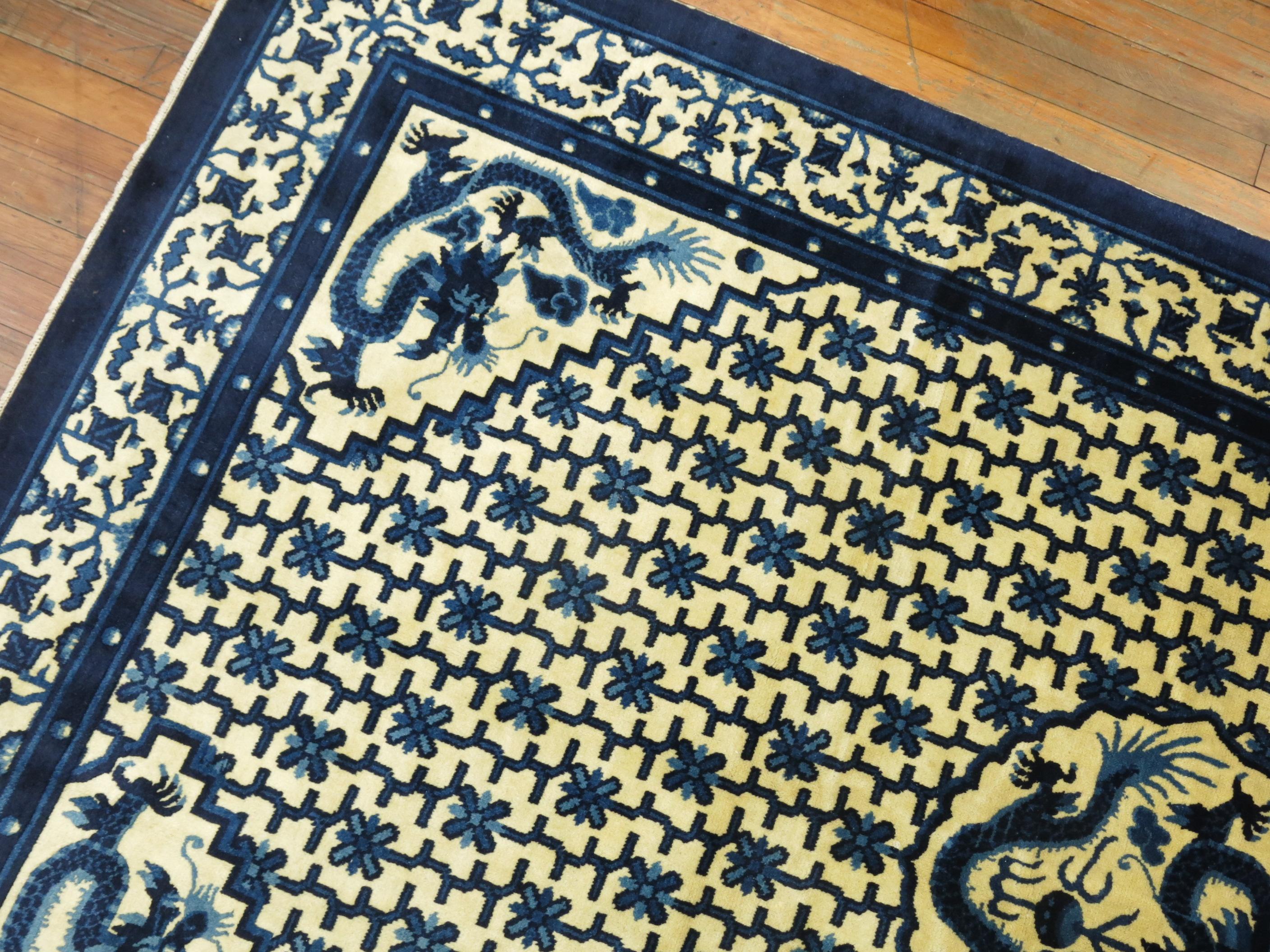 20ième siècle Tapis chinois en forme de dragon de Pékin de taille normale en vente