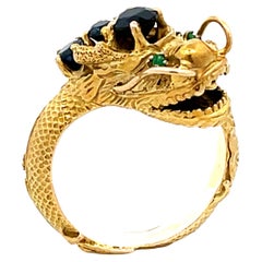 Bague enveloppante de dragon chinois en or jaune 14 carats avec yeux en saphirs et émeraudes