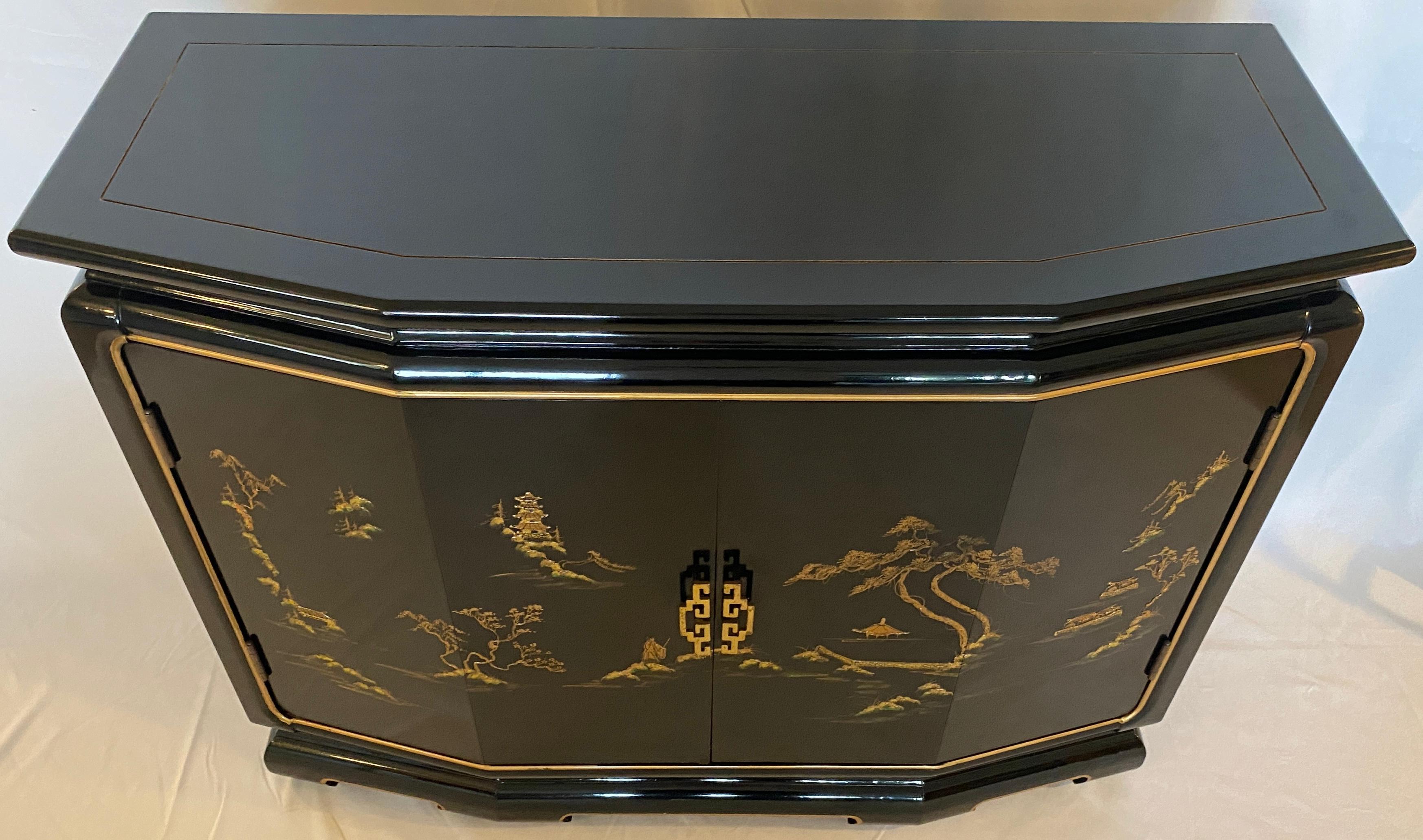 Chinese Dry Bar Cabinet or Hollywood Regency Style Chinoiserie Bedside Cabinet In Good Condition In Miami, FL