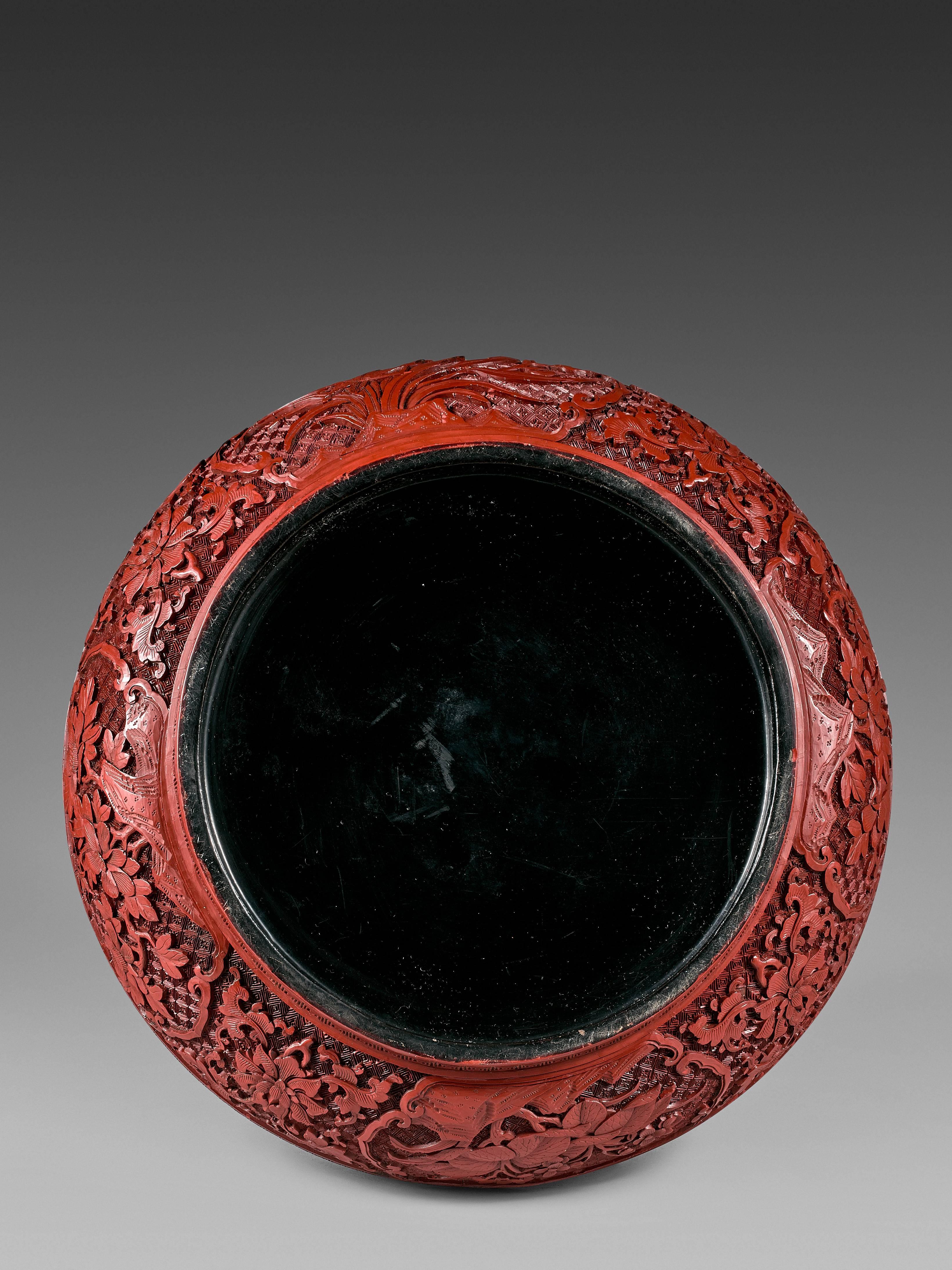 Qing Chinese, Early 19th Century Round Beijing Red Lacquer Box and Cover For Sale