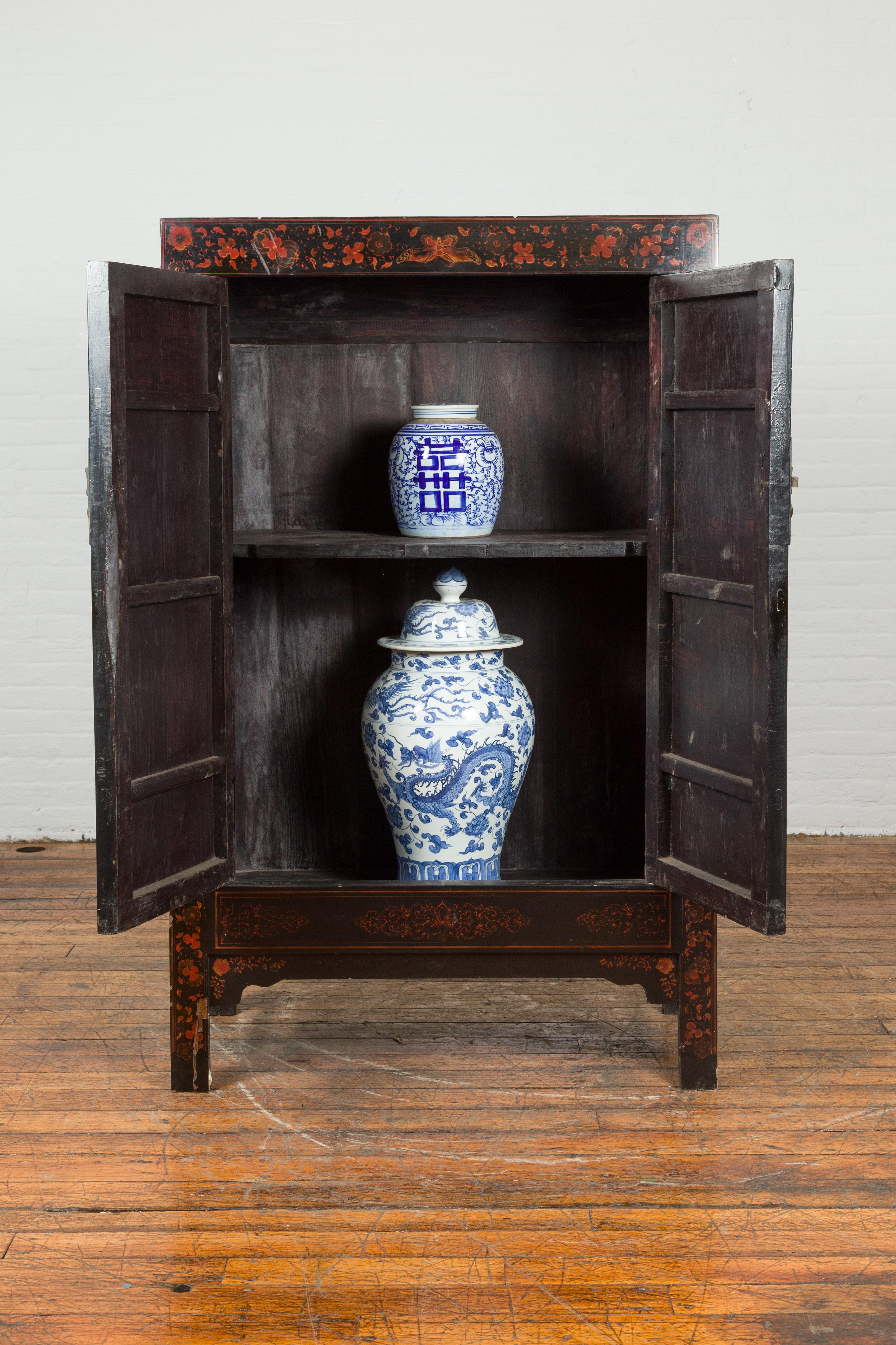 Chinese Early 20th Century Black Lacquer Cabinet with Chinoiserie Décor In Good Condition In Yonkers, NY