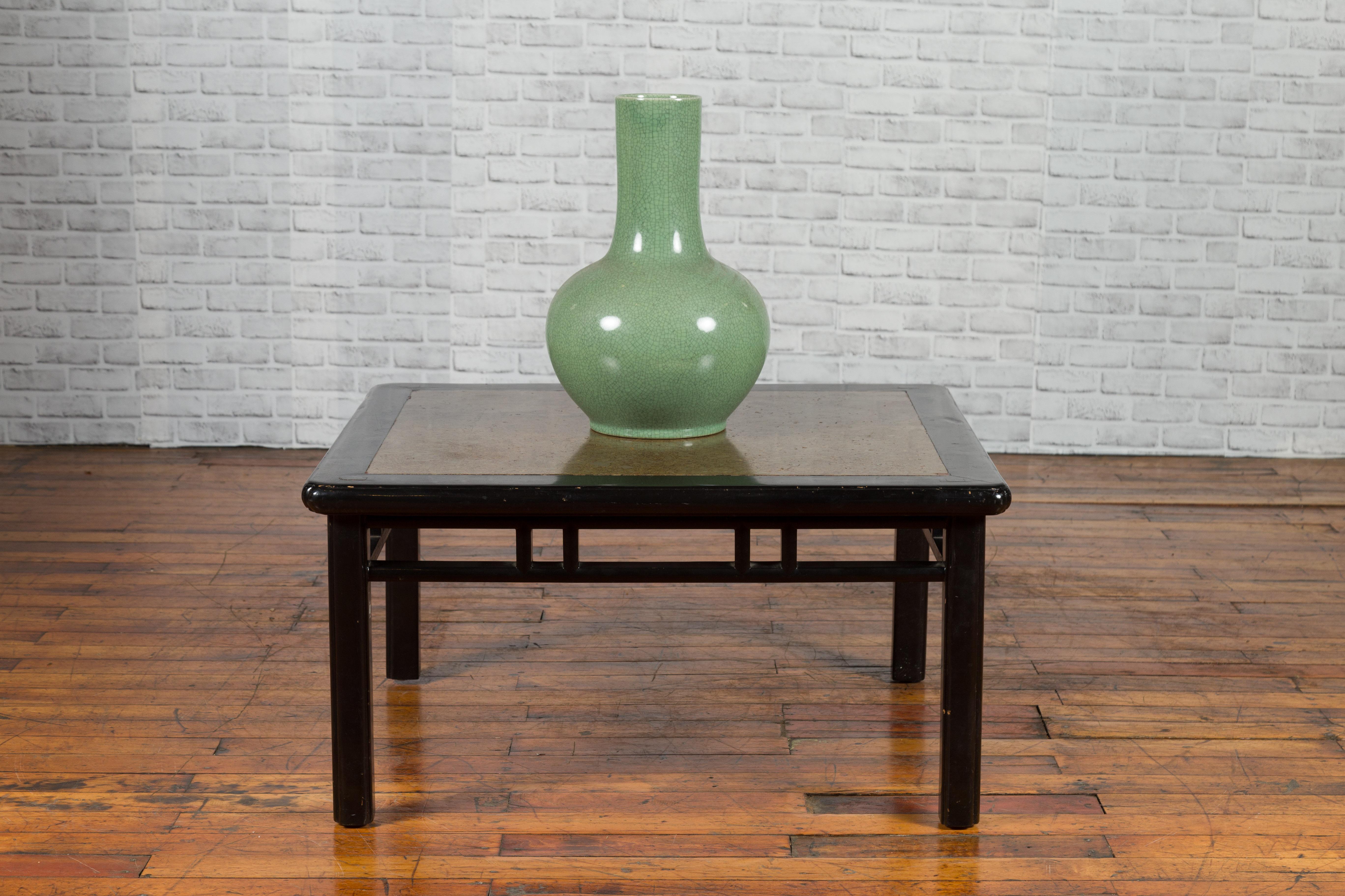Chinois Table basse chinoise du début du 20e siècle en laque noire avec plateau en pierre inséré en vente