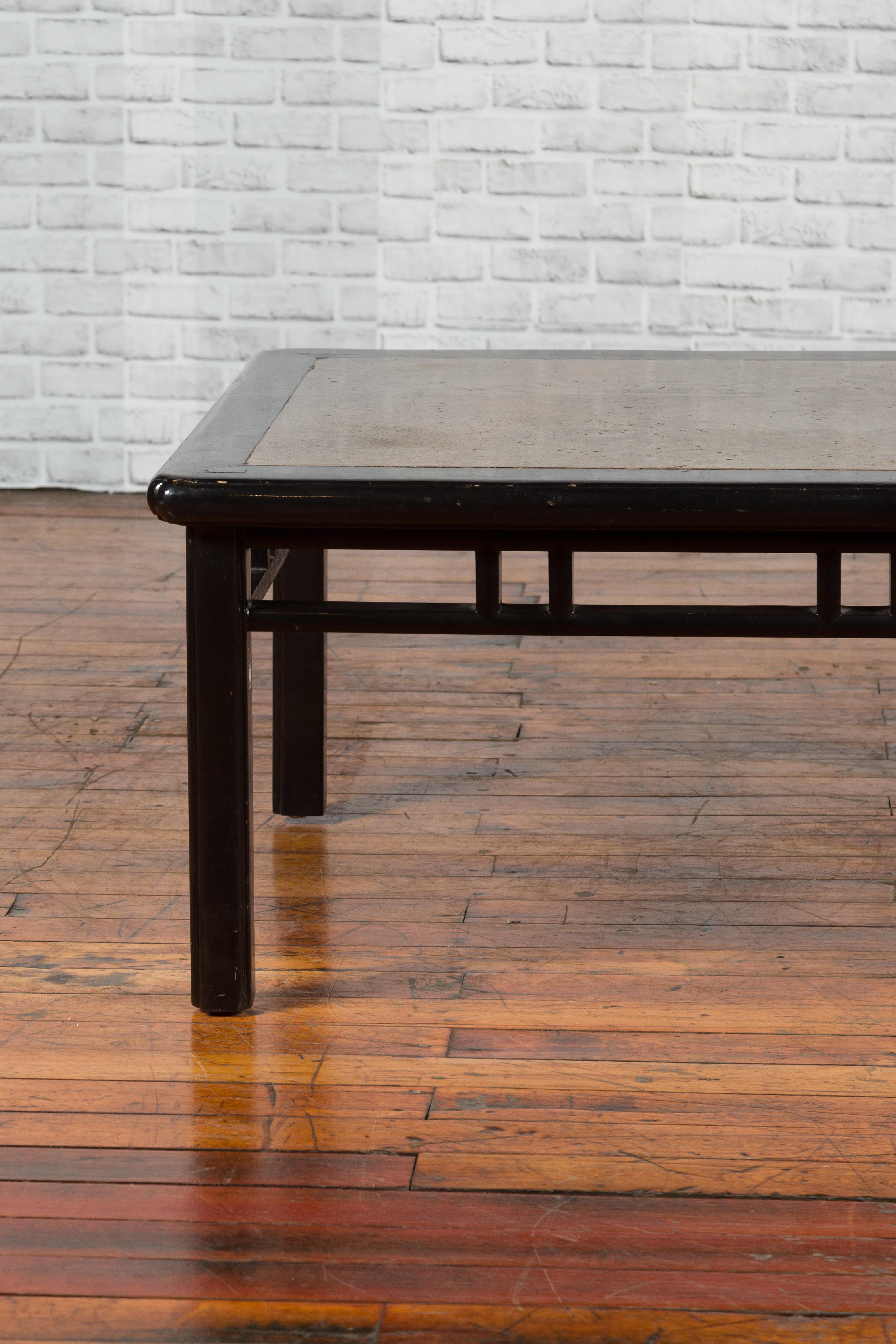 20ième siècle Table basse chinoise du début du 20e siècle en laque noire avec plateau en pierre inséré en vente