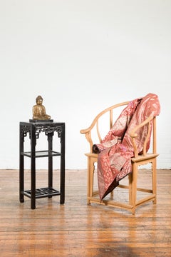 Chinesischer schwarz lackierter Lampentisch des frühen 20. Jahrhunderts mit Laubsägearbeitsschürze