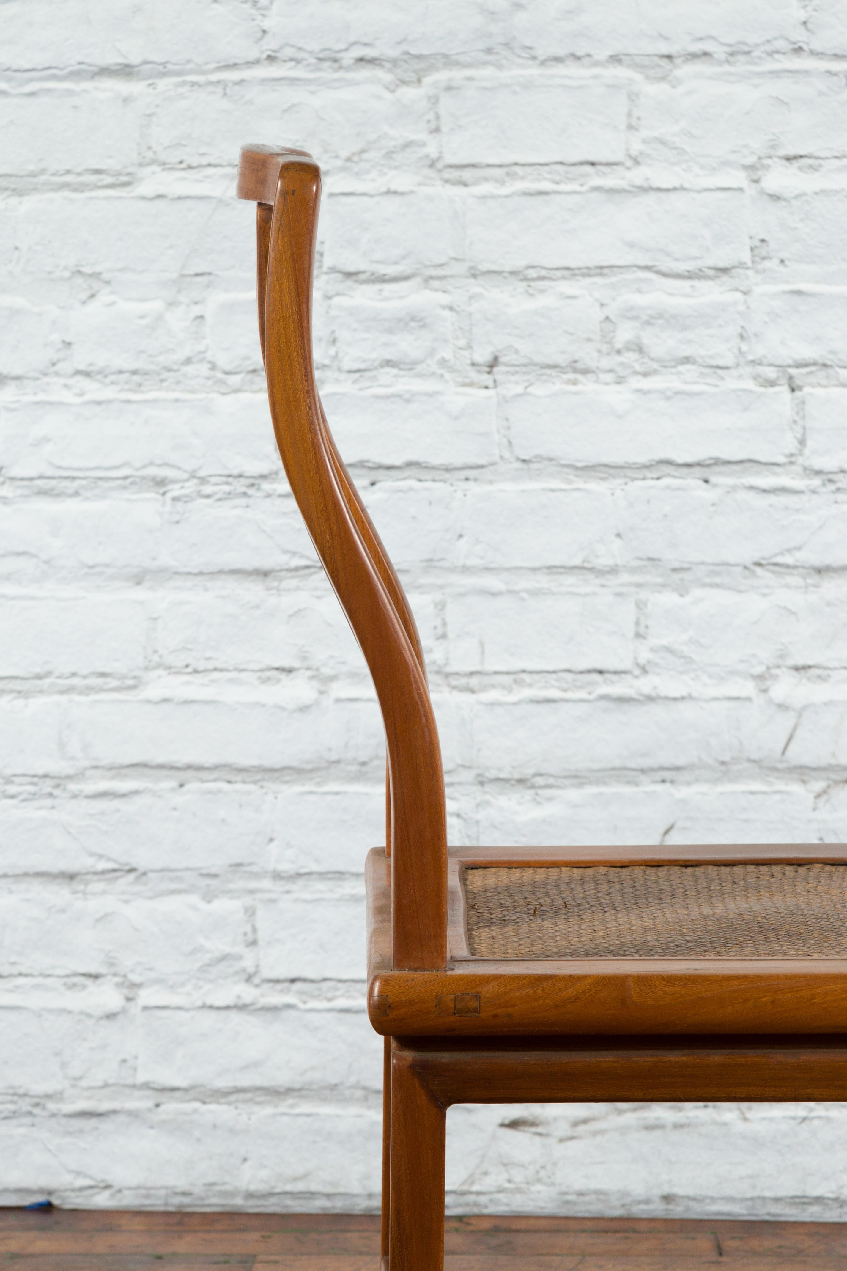 Chaise d'appoint en bois d'orme sculpté du début du 20e siècle avec assise en rotin en vente 4