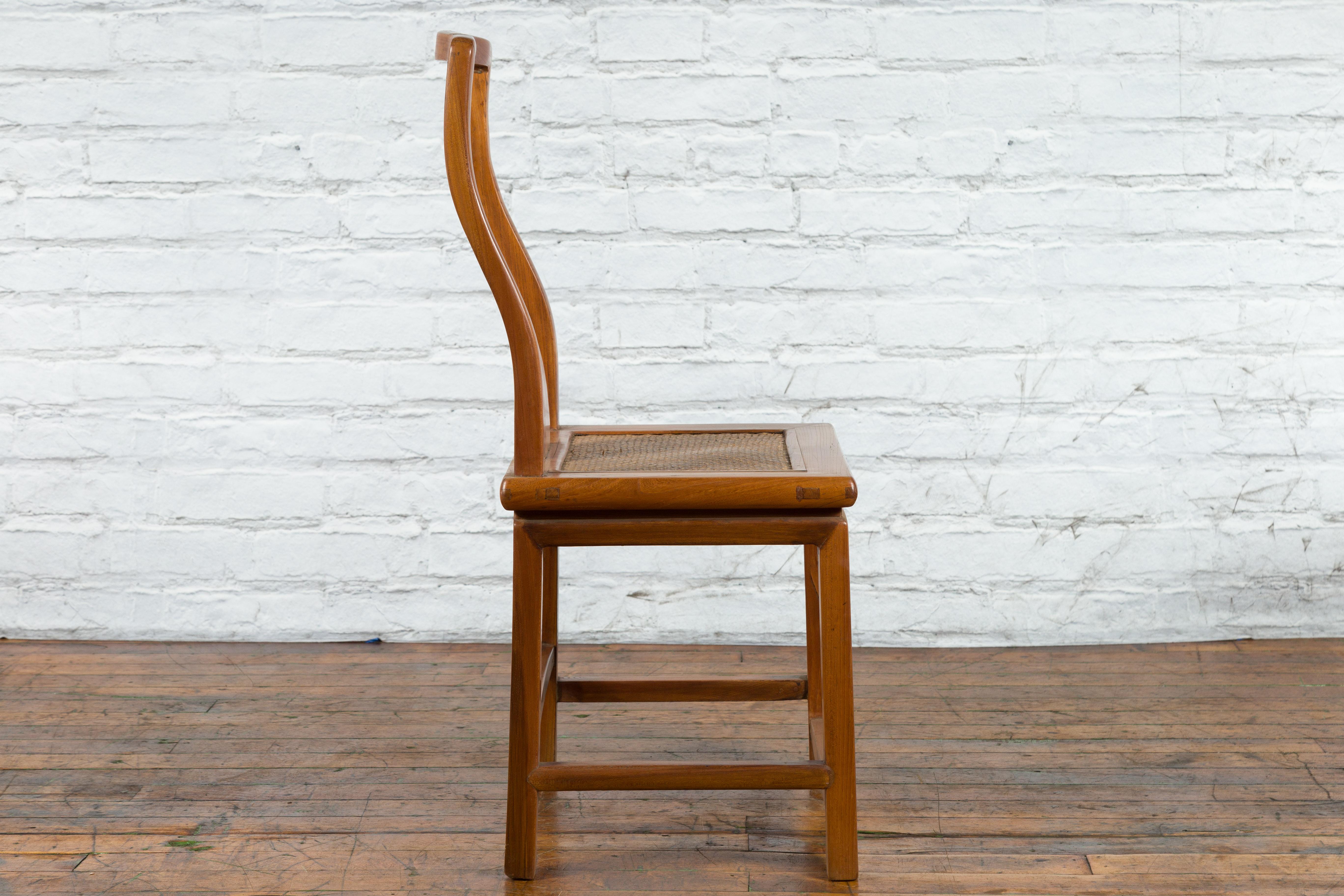 Chinois Chaise d'appoint en bois d'orme sculpté du début du 20e siècle avec assise en rotin en vente