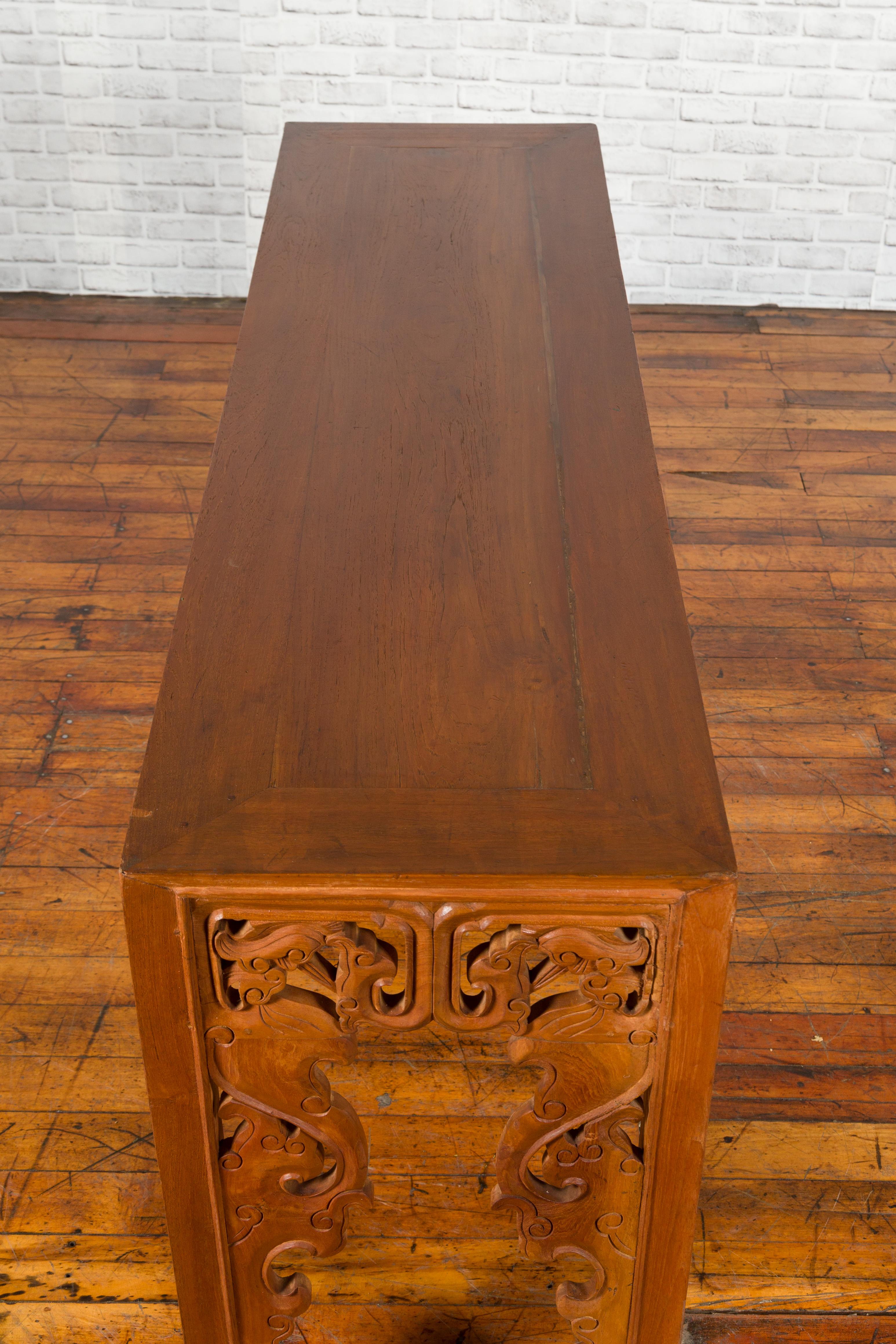 Chinese Early 20th Century Console with Cloud-Carved Apron and Scrolling Feet For Sale 10