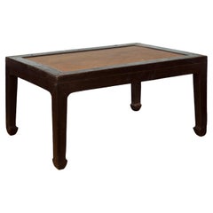 Table basse chinoise du début du 20e siècle en orme Brown foncé avec plateau en rotin