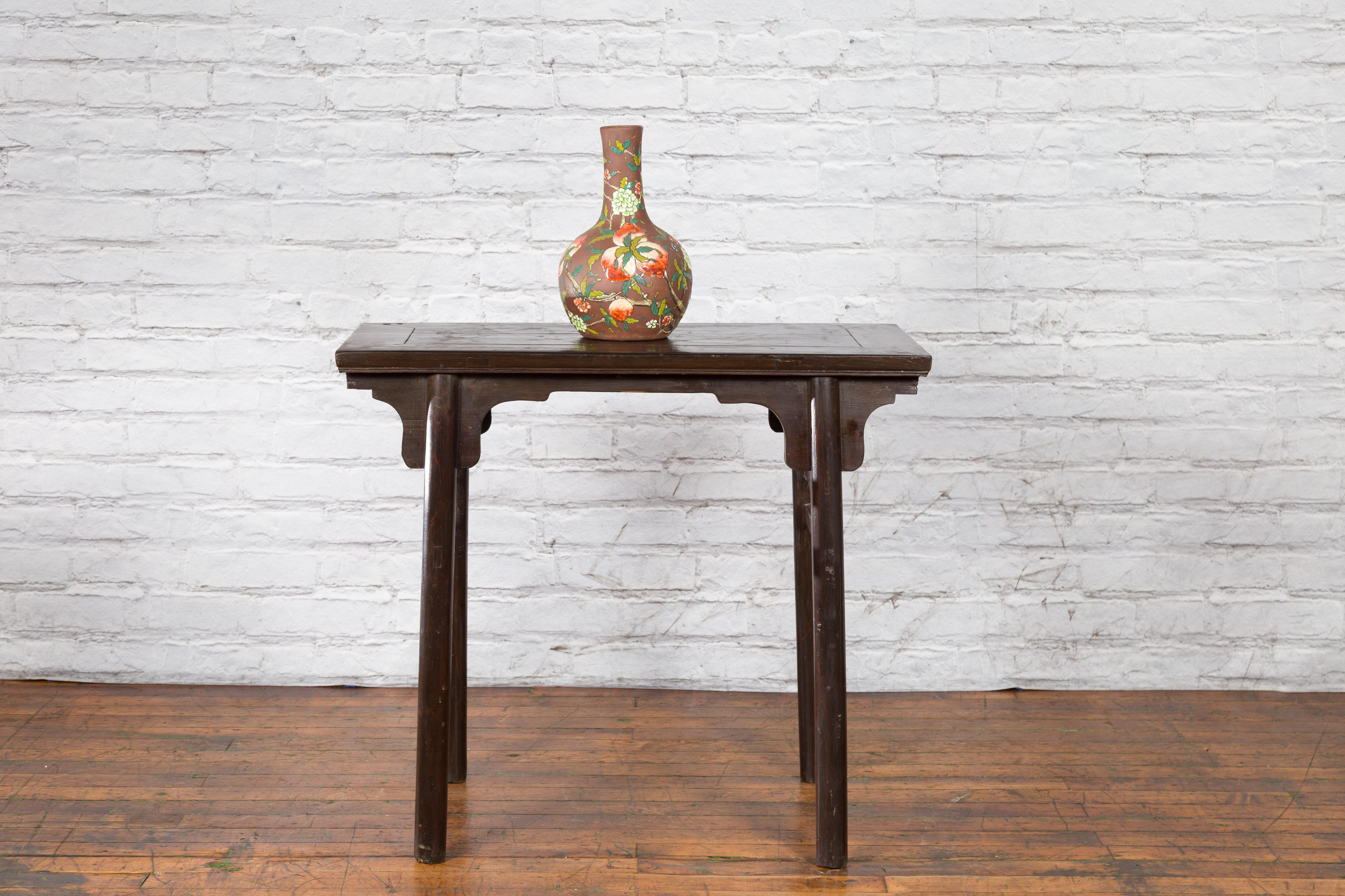 Chinese Early 20th Century Dark Lacquer Wine Console Table with Carved Apron In Good Condition For Sale In Yonkers, NY