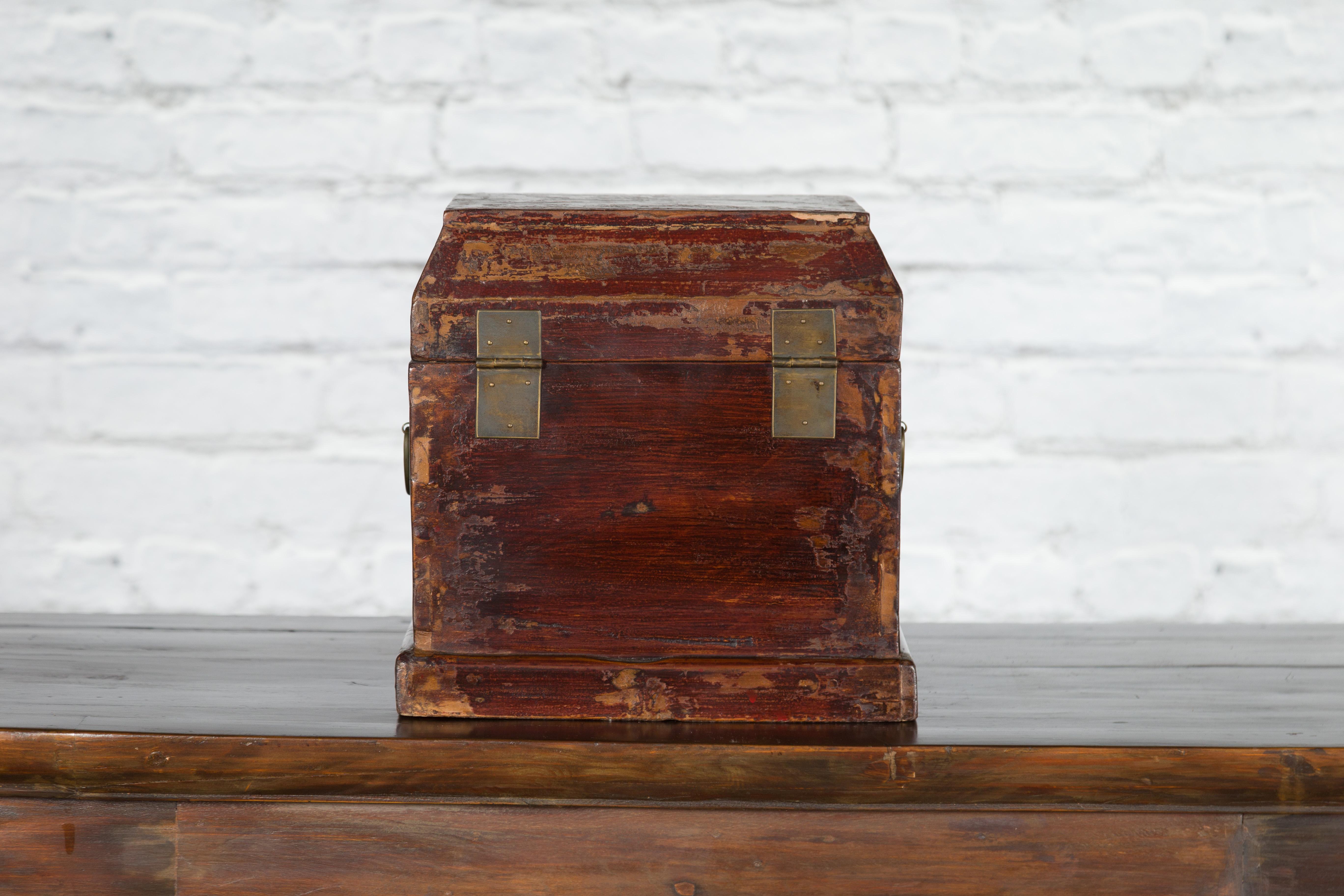 Chinese Early 20th Century Document Box with Scalloped Décor and Removable Panel For Sale 5