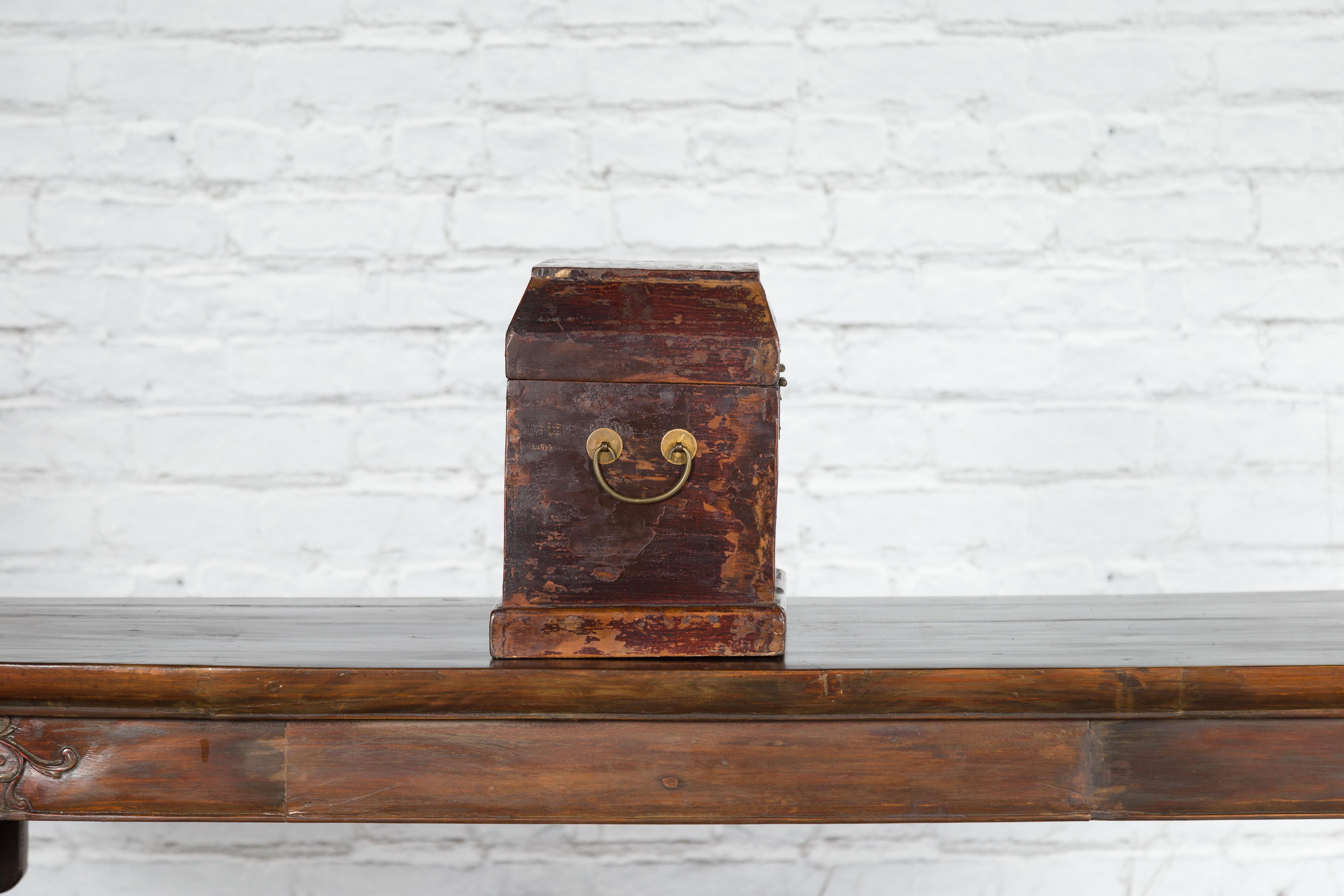 Chinese Early 20th Century Document Box with Scalloped Décor and Removable Panel For Sale 6