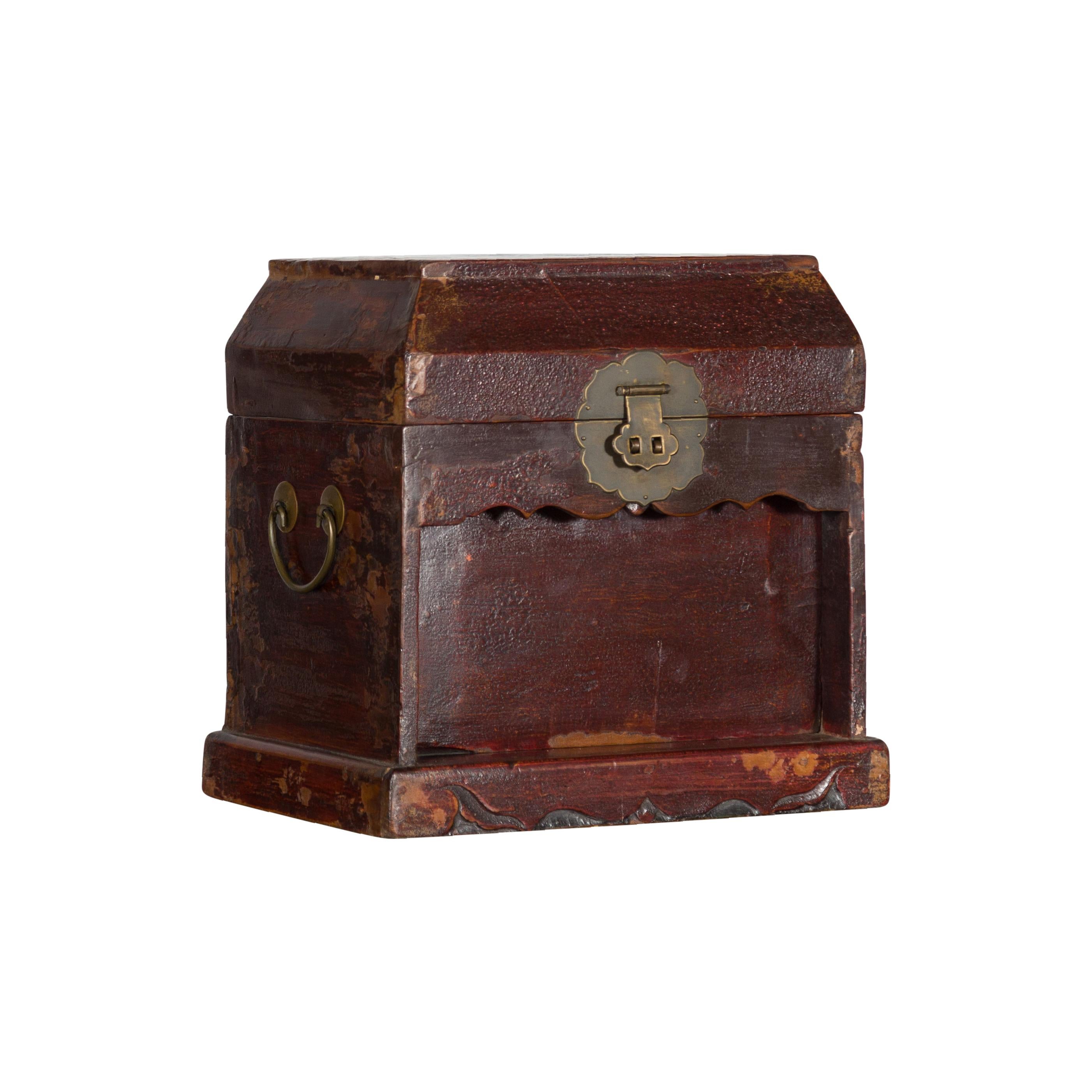 Chinese Early 20th Century Document Box with Scalloped Décor and Removable Panel For Sale 10