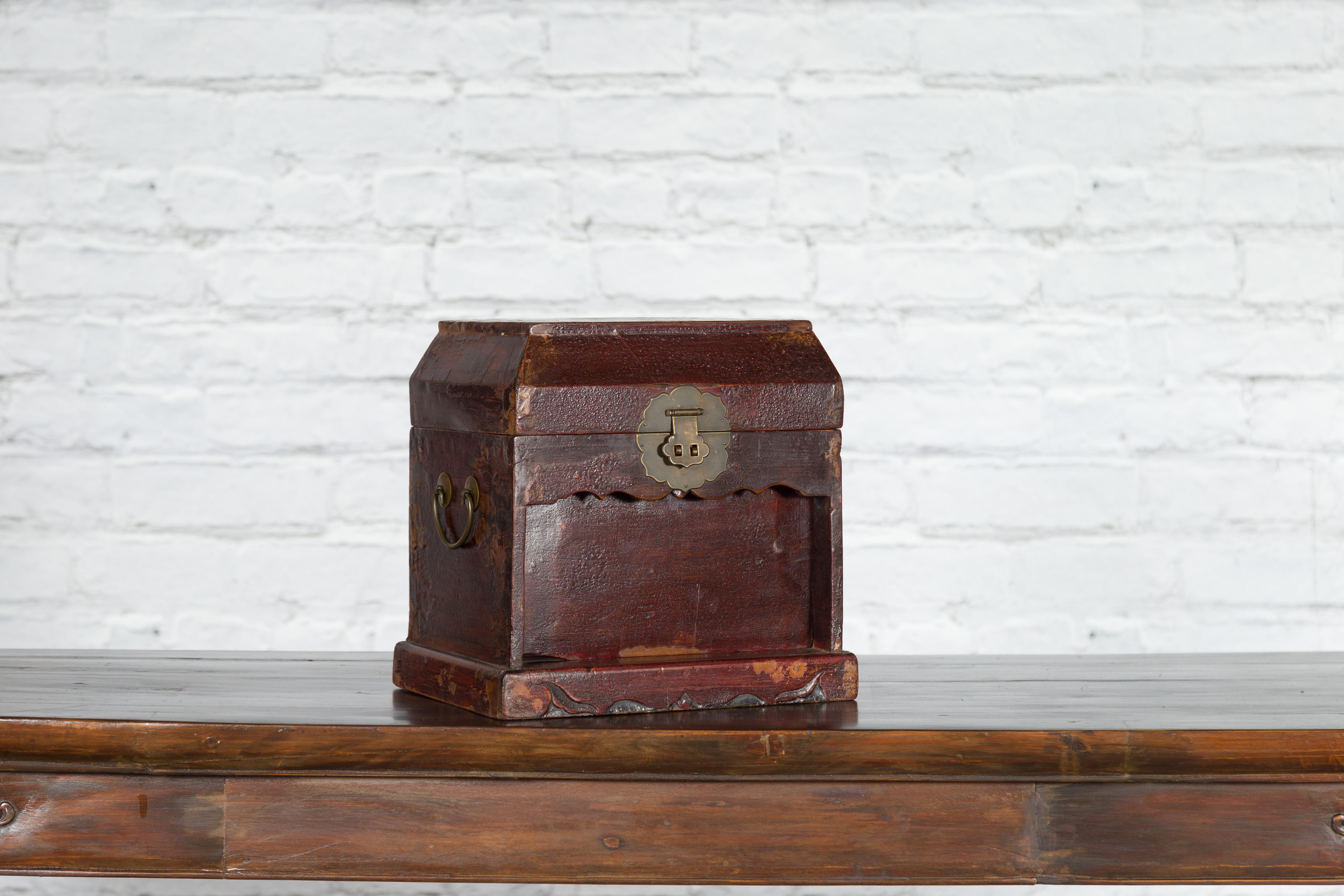Chinese Early 20th Century Document Box with Scalloped Décor and Removable Panel For Sale 1