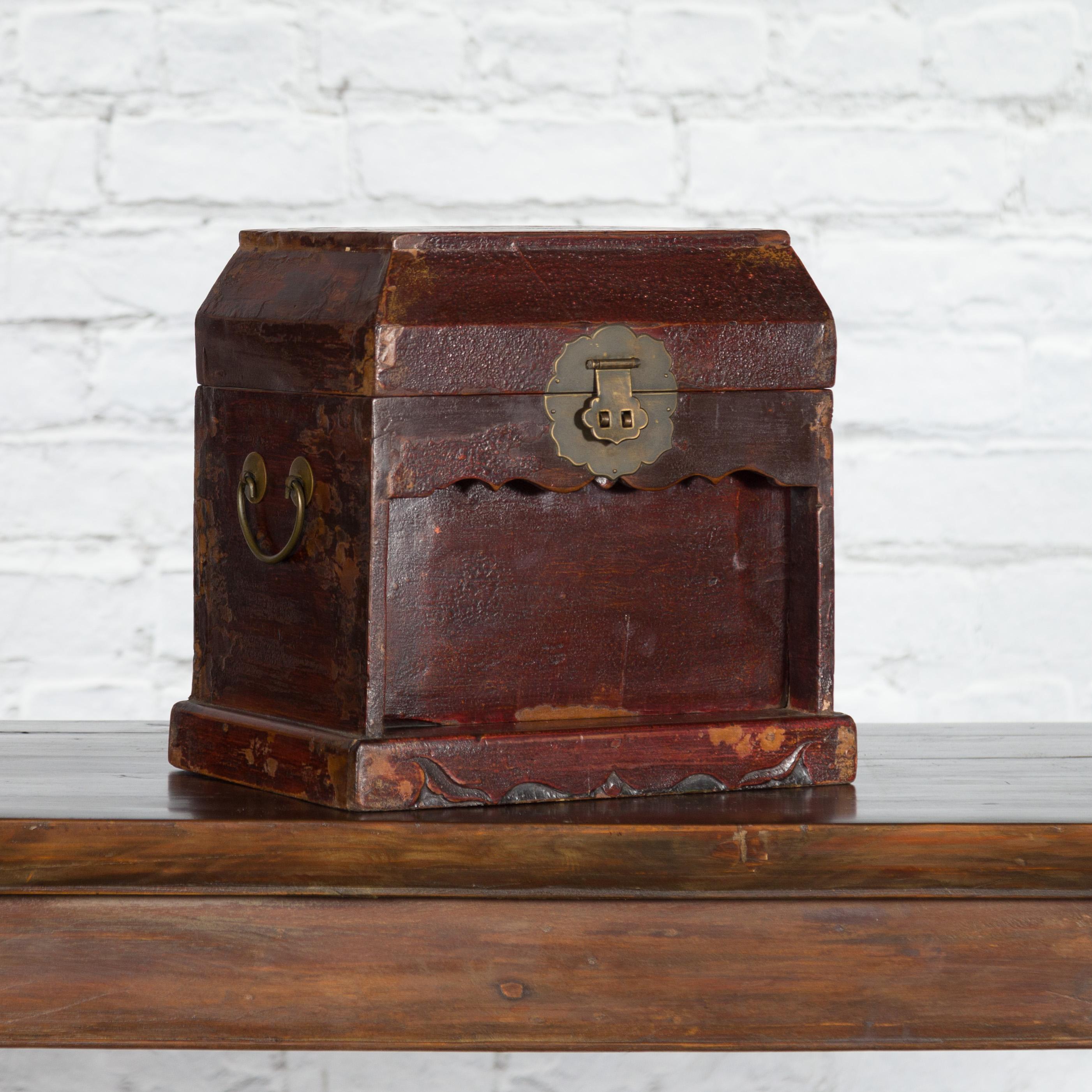 Chinese Early 20th Century Document Box with Scalloped Décor and Removable Panel For Sale 2