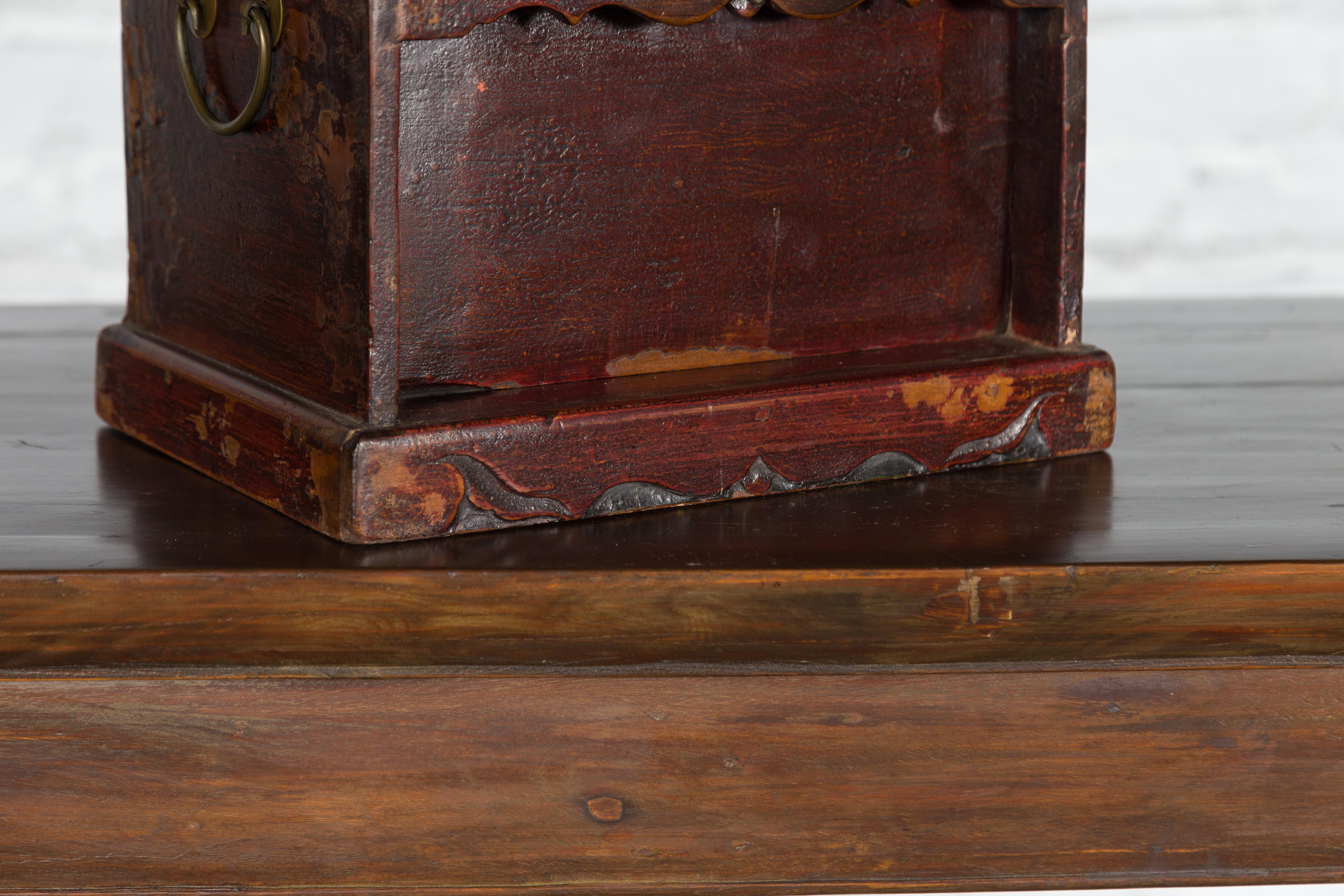 Chinese Early 20th Century Document Box with Scalloped Décor and Removable Panel For Sale 3