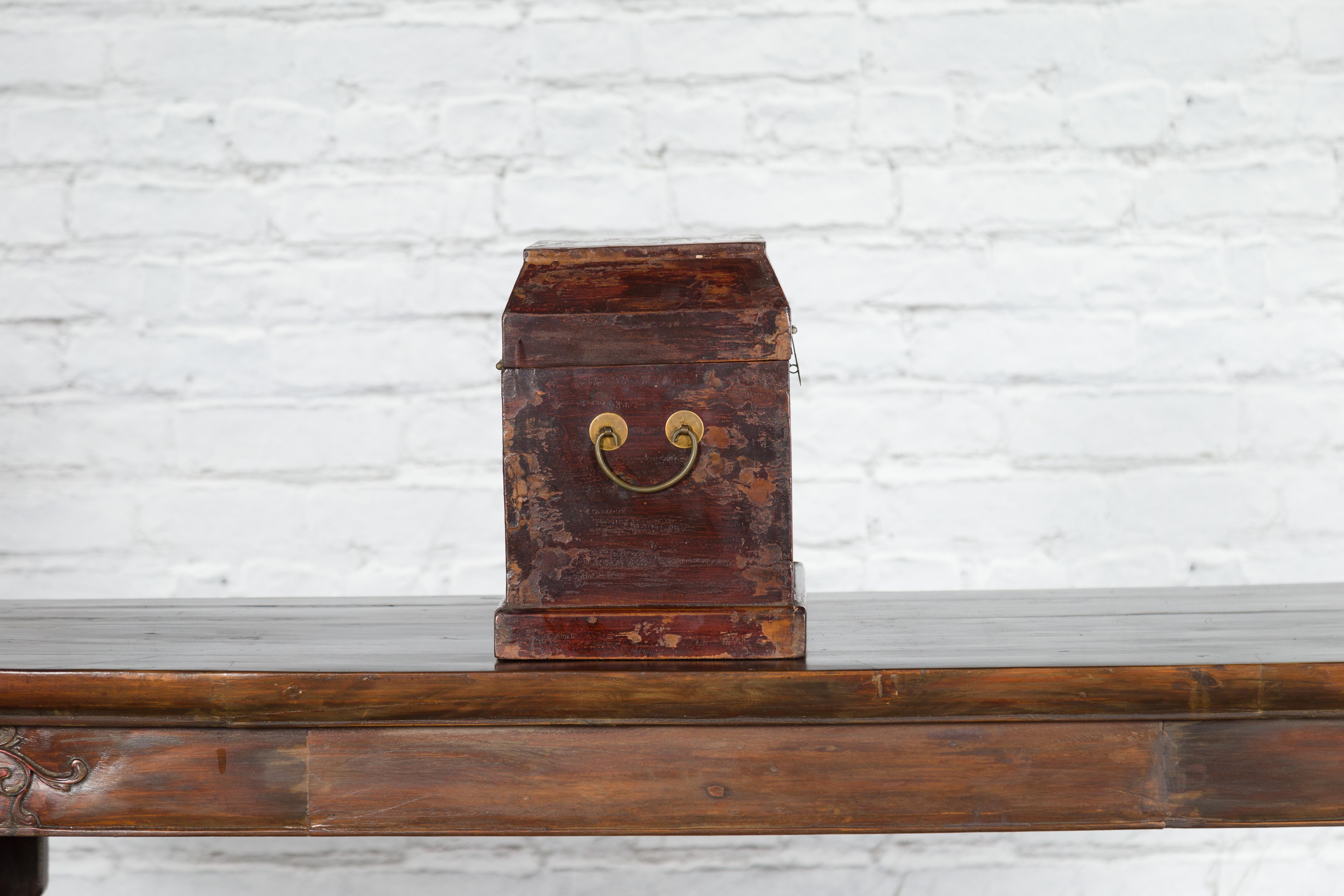 Chinese Early 20th Century Document Box with Scalloped Décor and Removable Panel For Sale 4