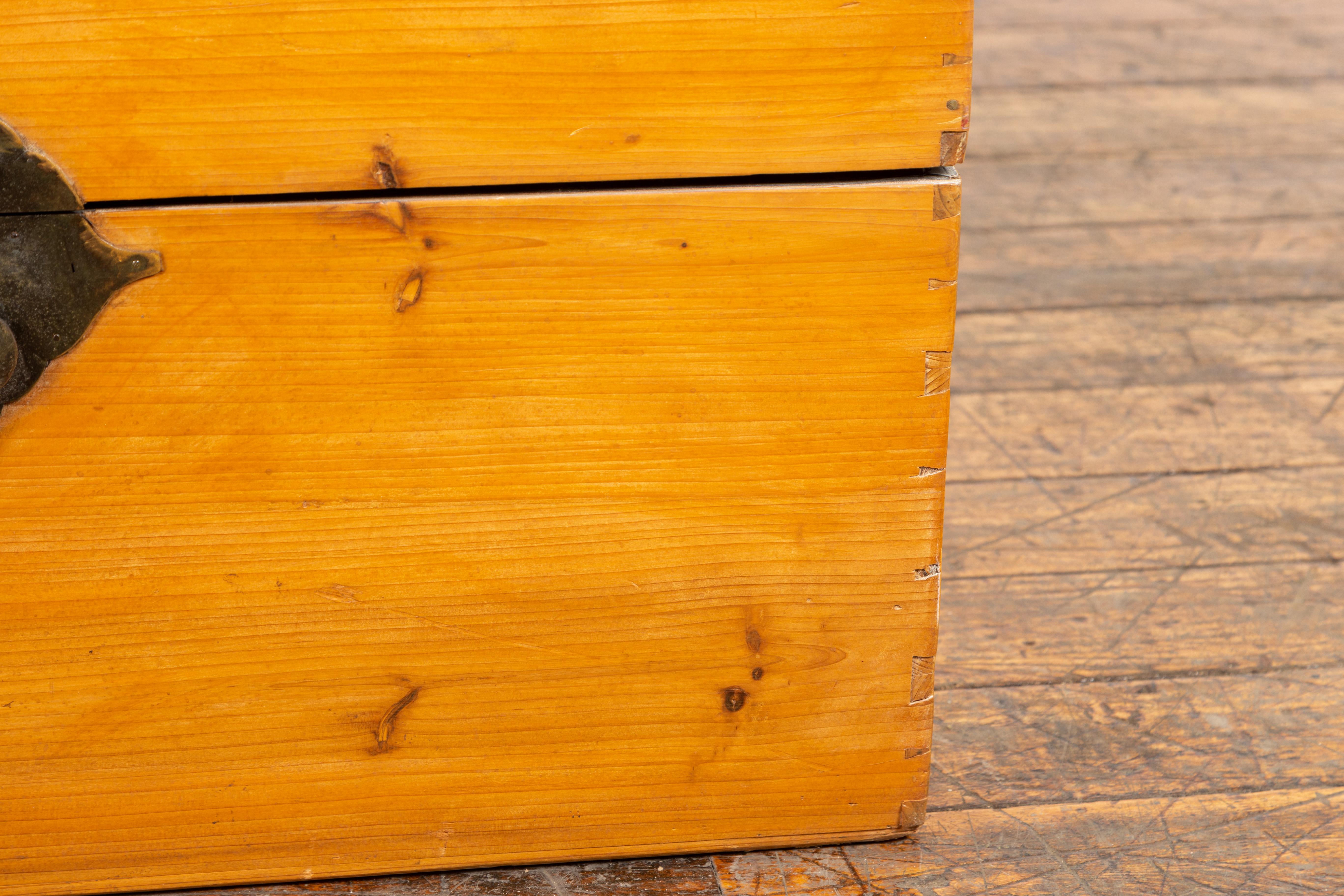 Chinese Early 20th Century Elm Blanket Chest with Honey Toned Patina For Sale 4