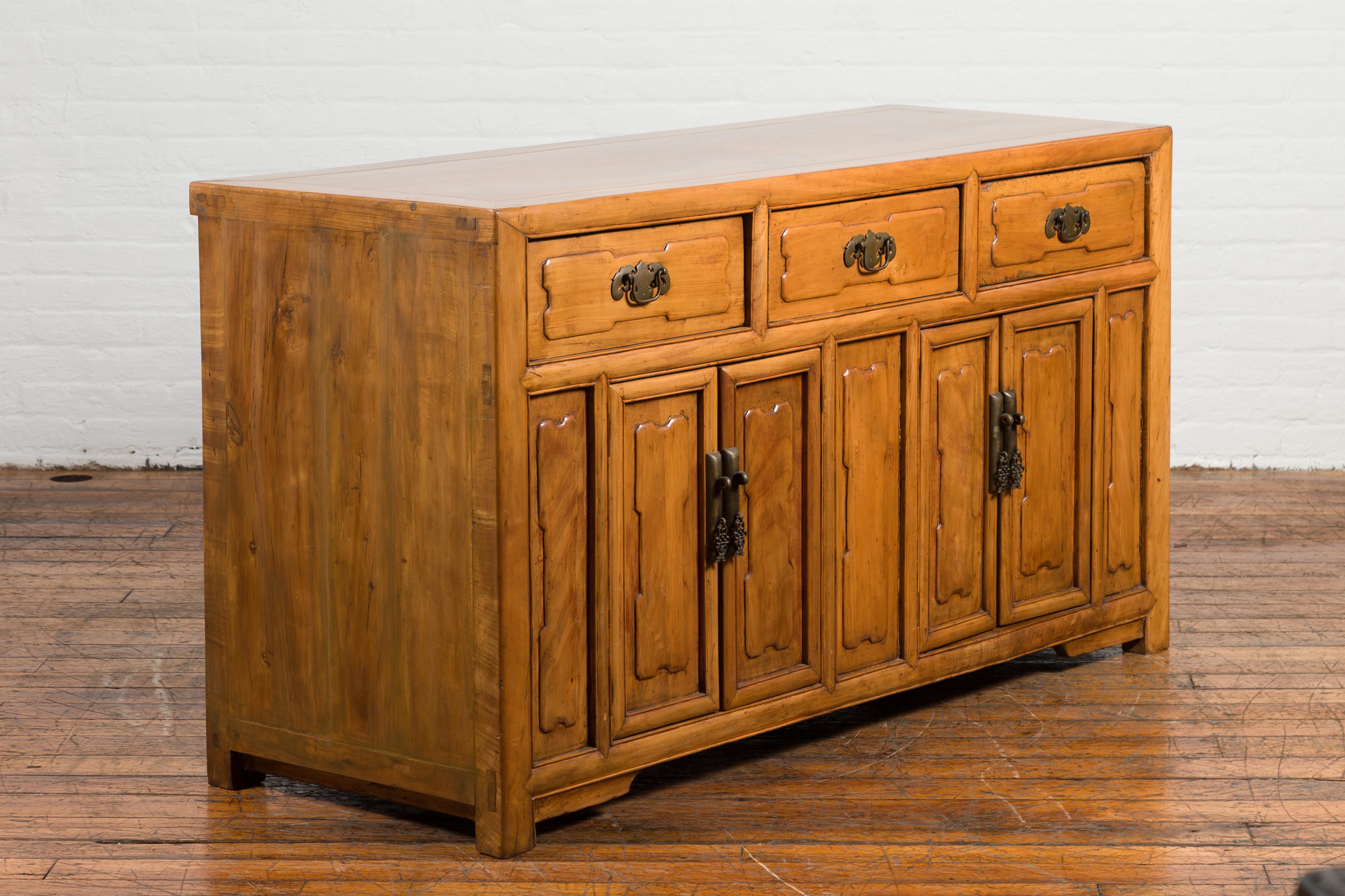 Cinese Credenza cinese in olmo dei primi del Novecento con pannelli a rilievo, ante e cassetti in vendita