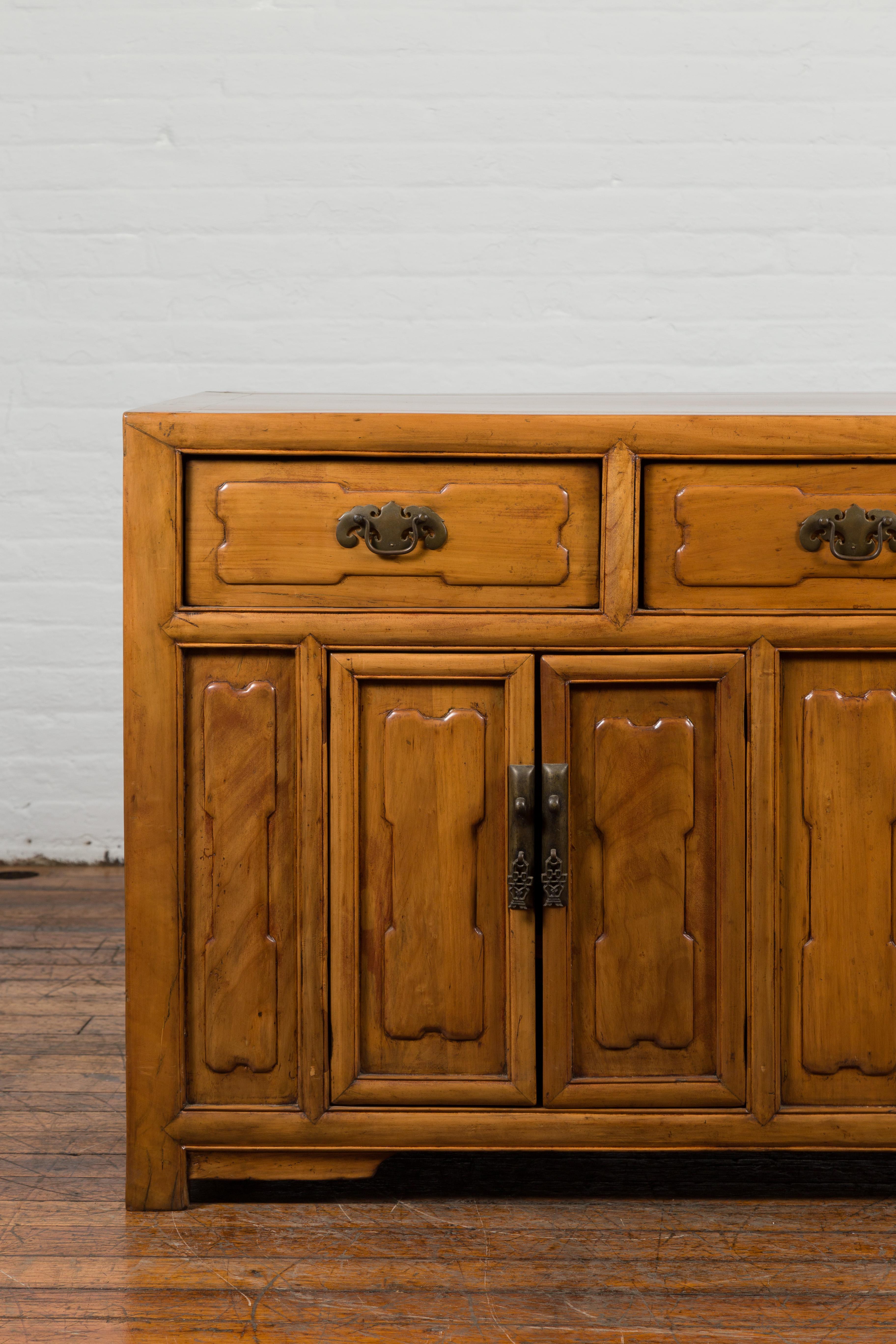 Credenza cinese in olmo dei primi del Novecento con pannelli a rilievo, ante e cassetti In condizioni buone in vendita a Yonkers, NY