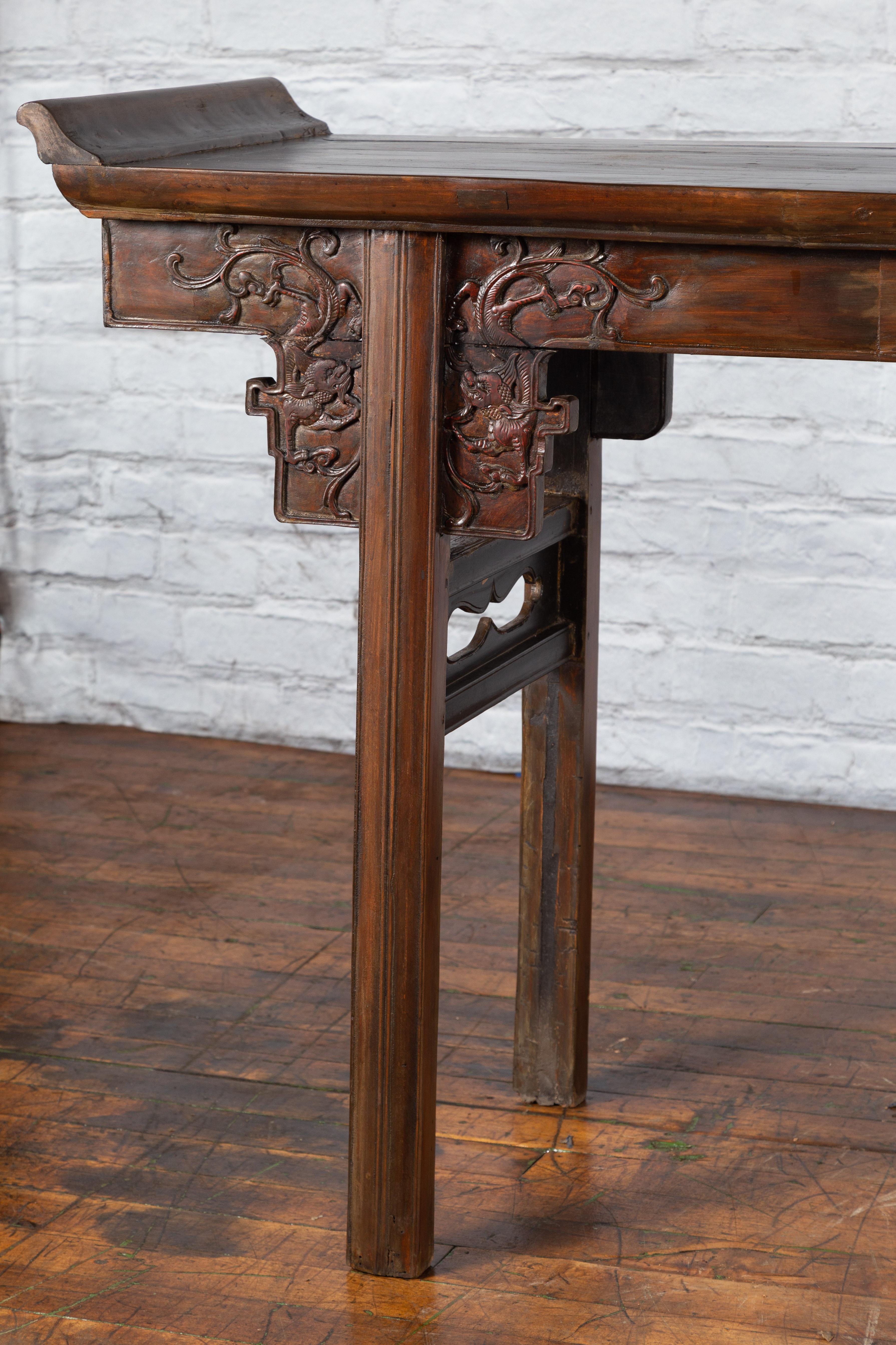 Chinesischer Ulmenholz-Altar-Konsolentisch des frühen 20. Jahrhunderts mit geschnitzten Drachenmotiven im Angebot 5