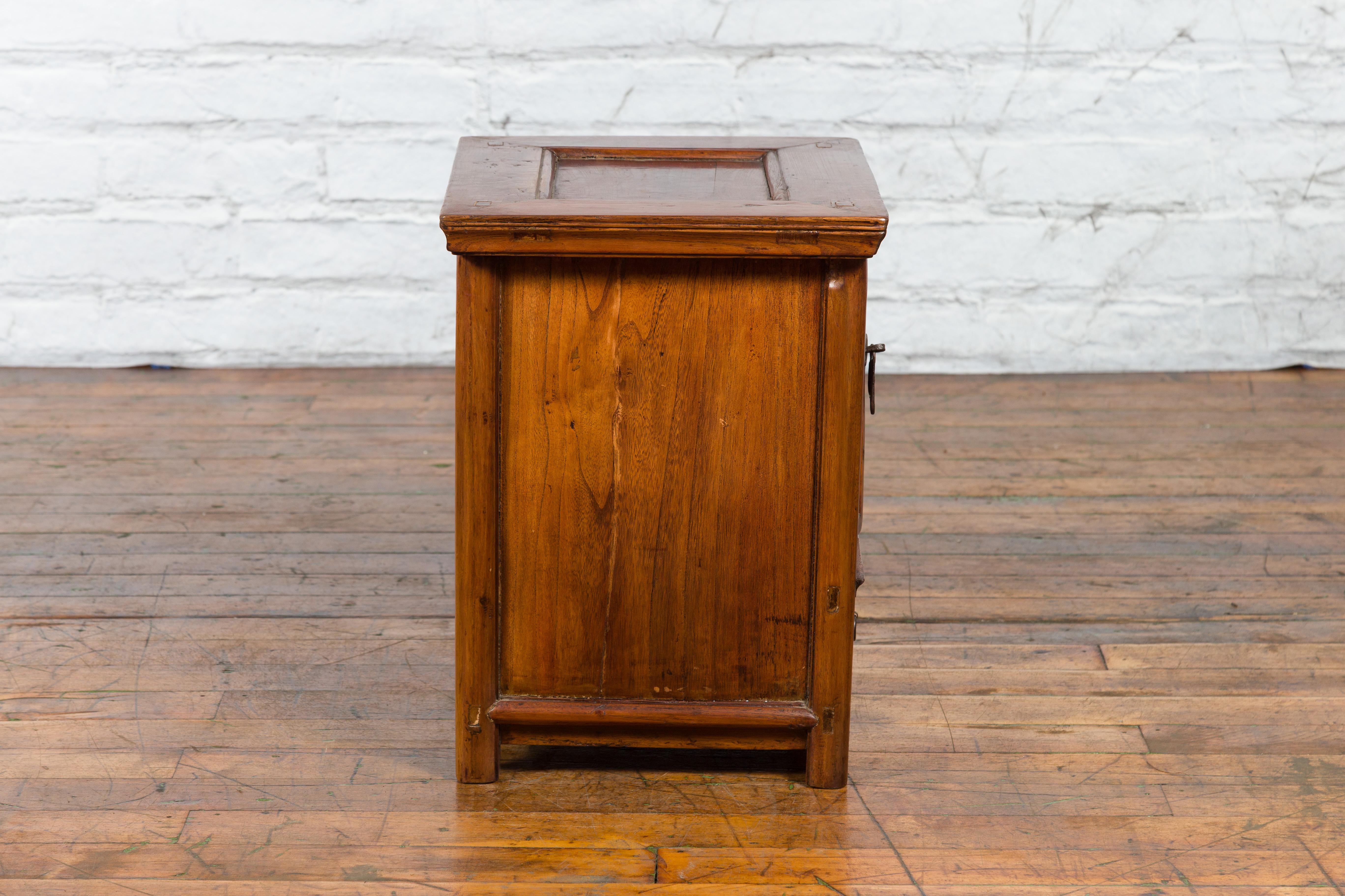 Chinese Early 20th Century Elmwood Bedside Cabinet with Scalloped Apron For Sale 4