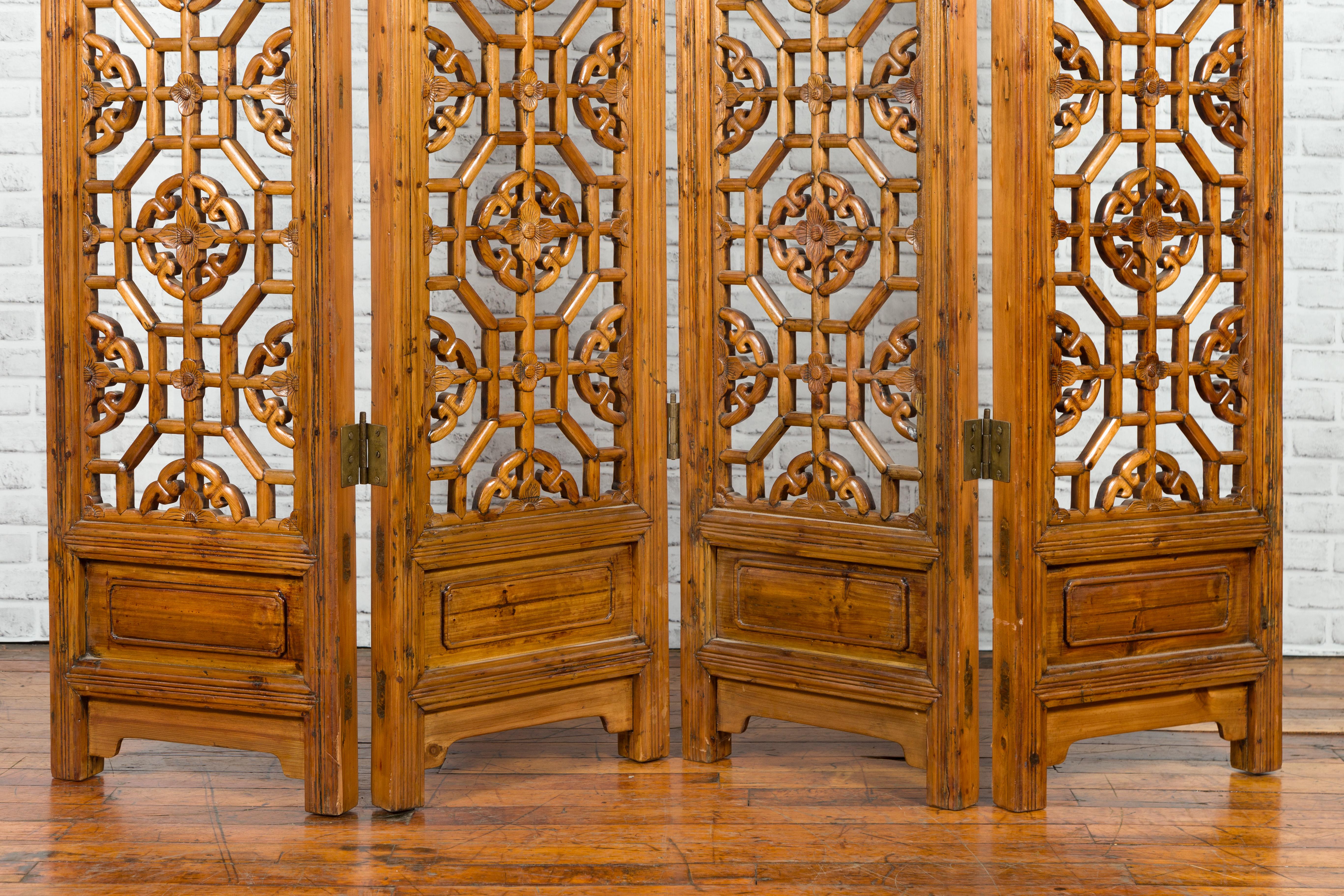 Qing Dynasty Period Fretwork Four-Panel Screen with Geometric and Floral Motifs In Good Condition For Sale In Yonkers, NY