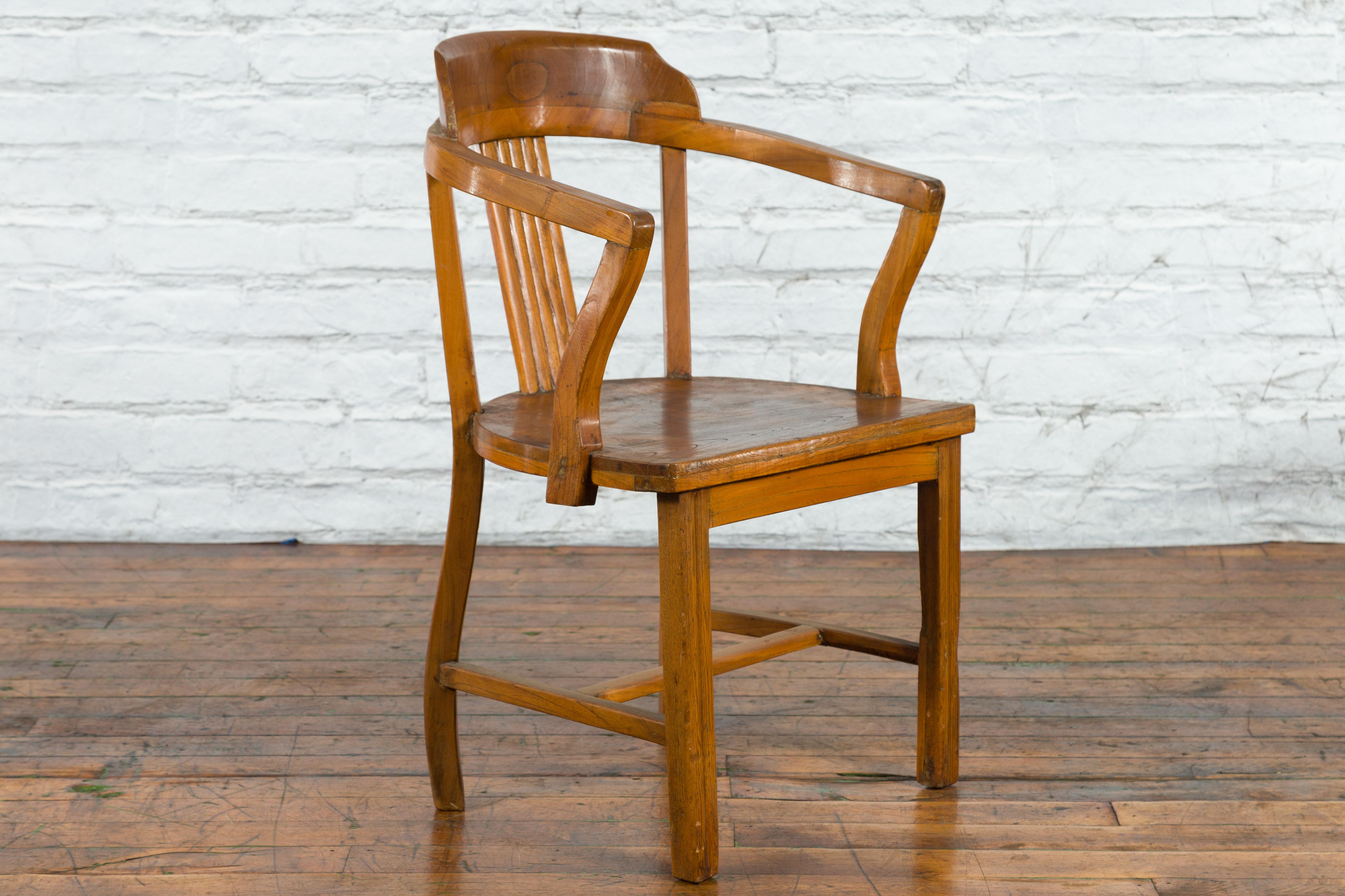 Chinese Early 20th Century Horseshoe Back Armchair with Carved Reeded Splat In Good Condition For Sale In Yonkers, NY