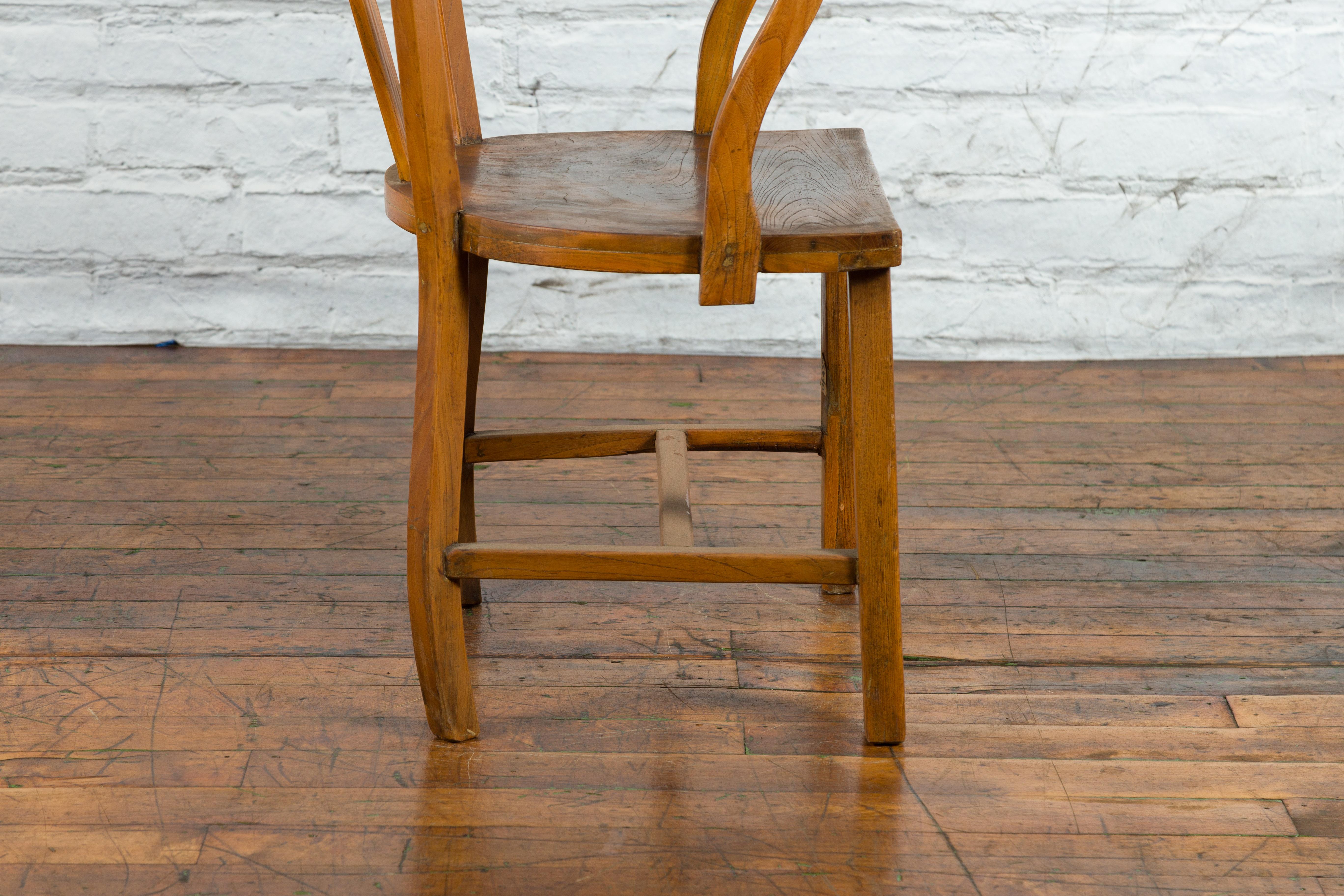 Chinese Early 20th Century Horseshoe Back Armchair with Carved Reeded Splat For Sale 1