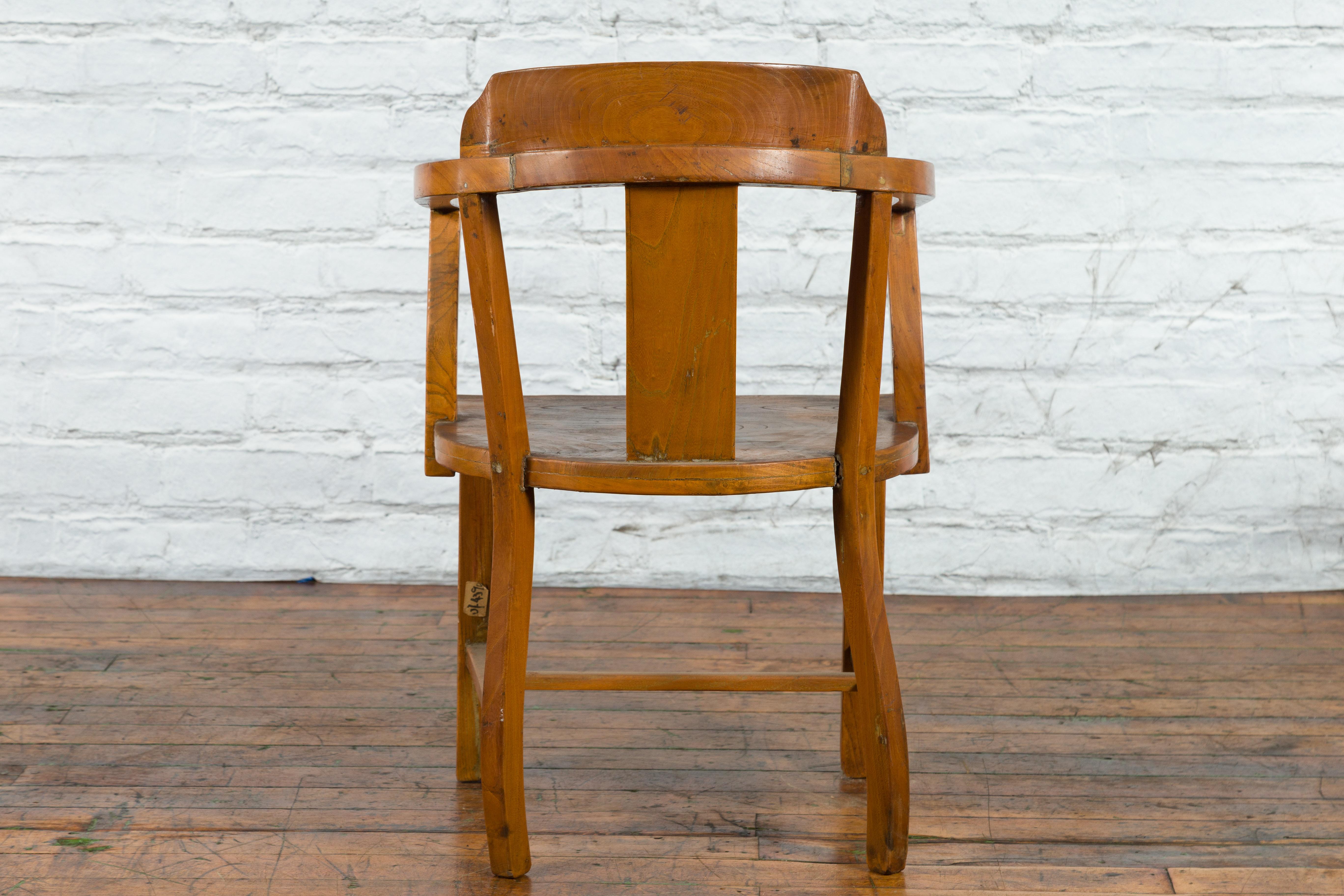 Chinese Early 20th Century Horseshoe Back Armchair with Carved Reeded Splat For Sale 2