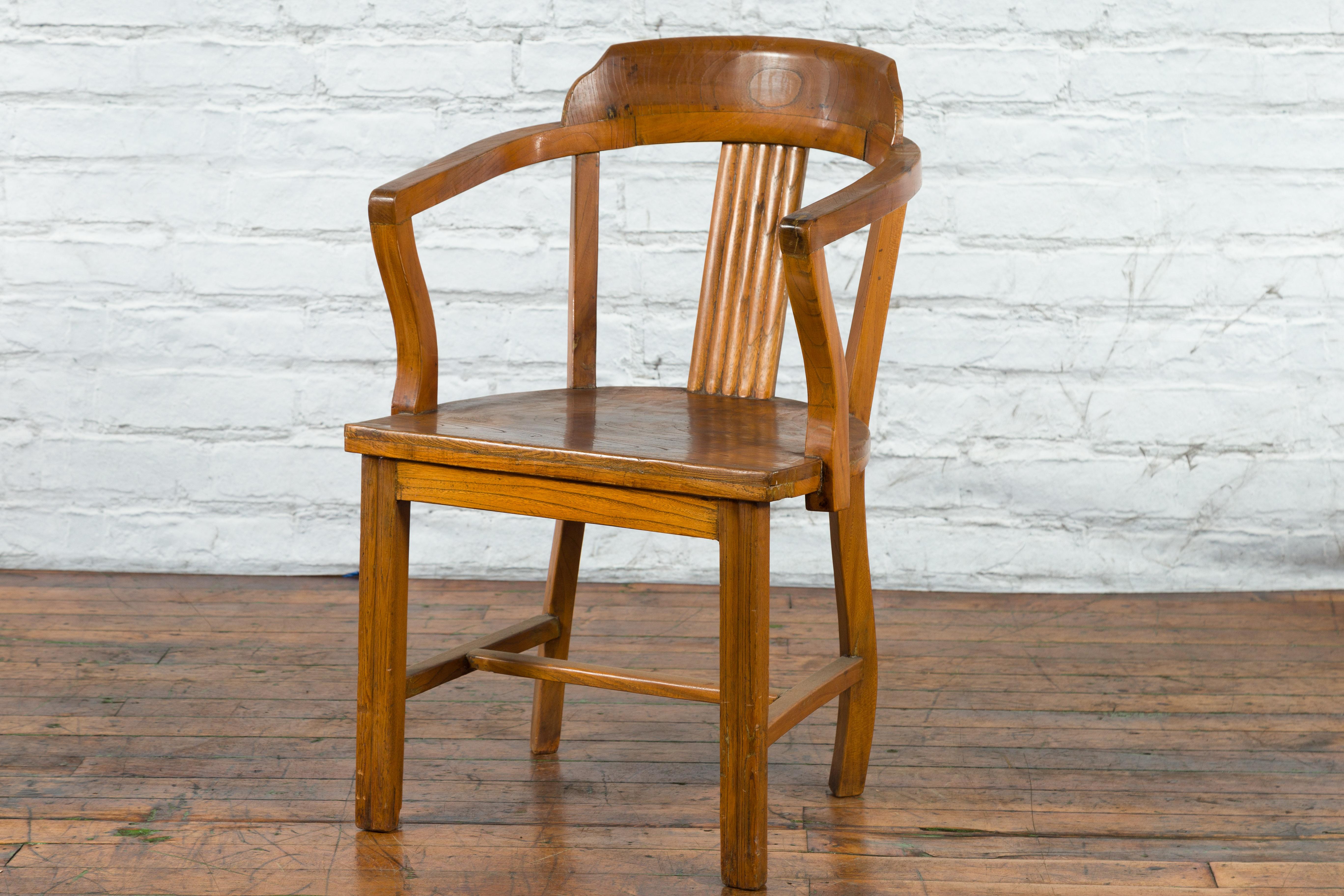 Chinese Early 20th Century Horseshoe Back Armchair with Carved Reeded Splat For Sale 4