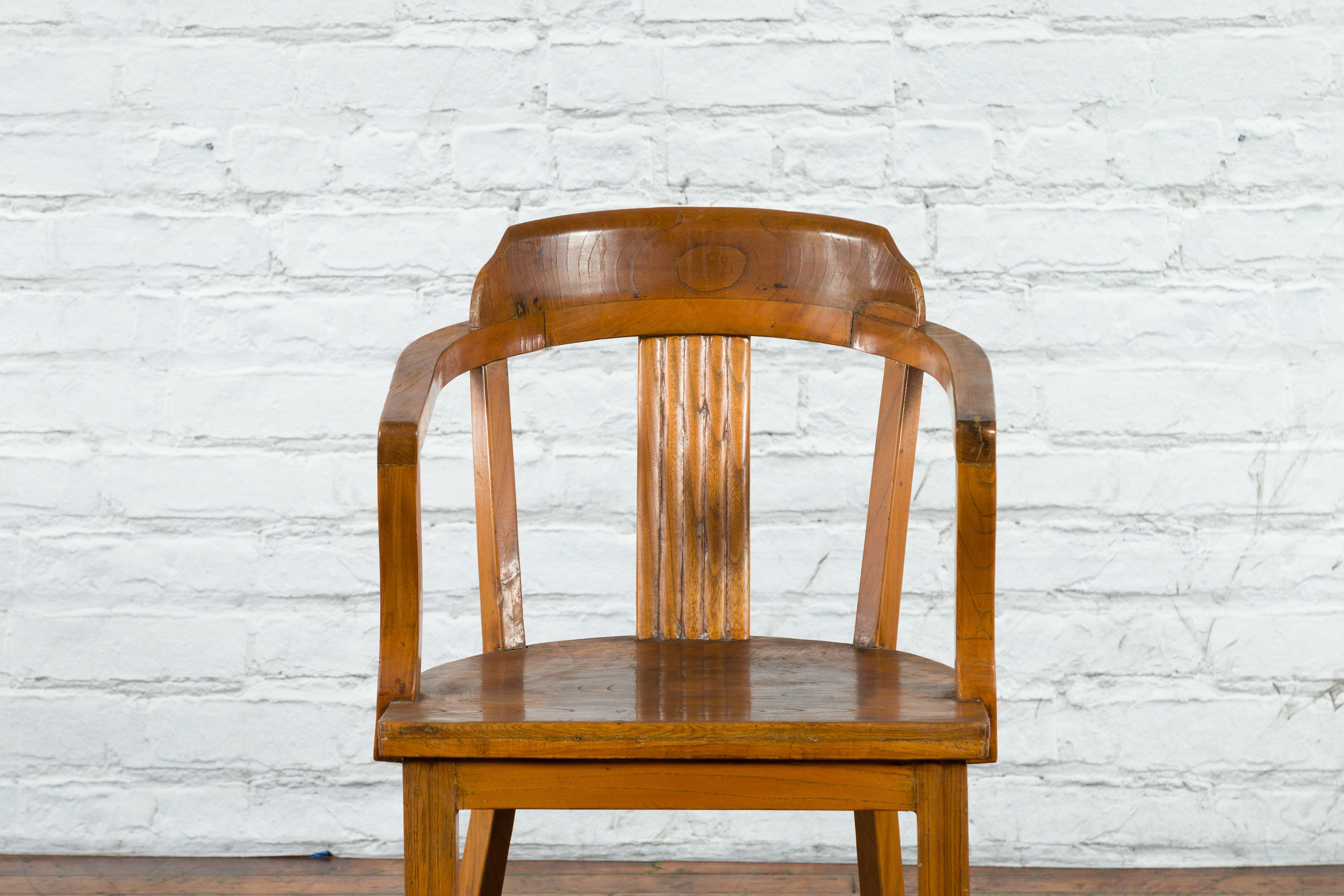 Chinese Early 20th Century Horseshoe Back Armchair with Carved Reeded Splat For Sale 5