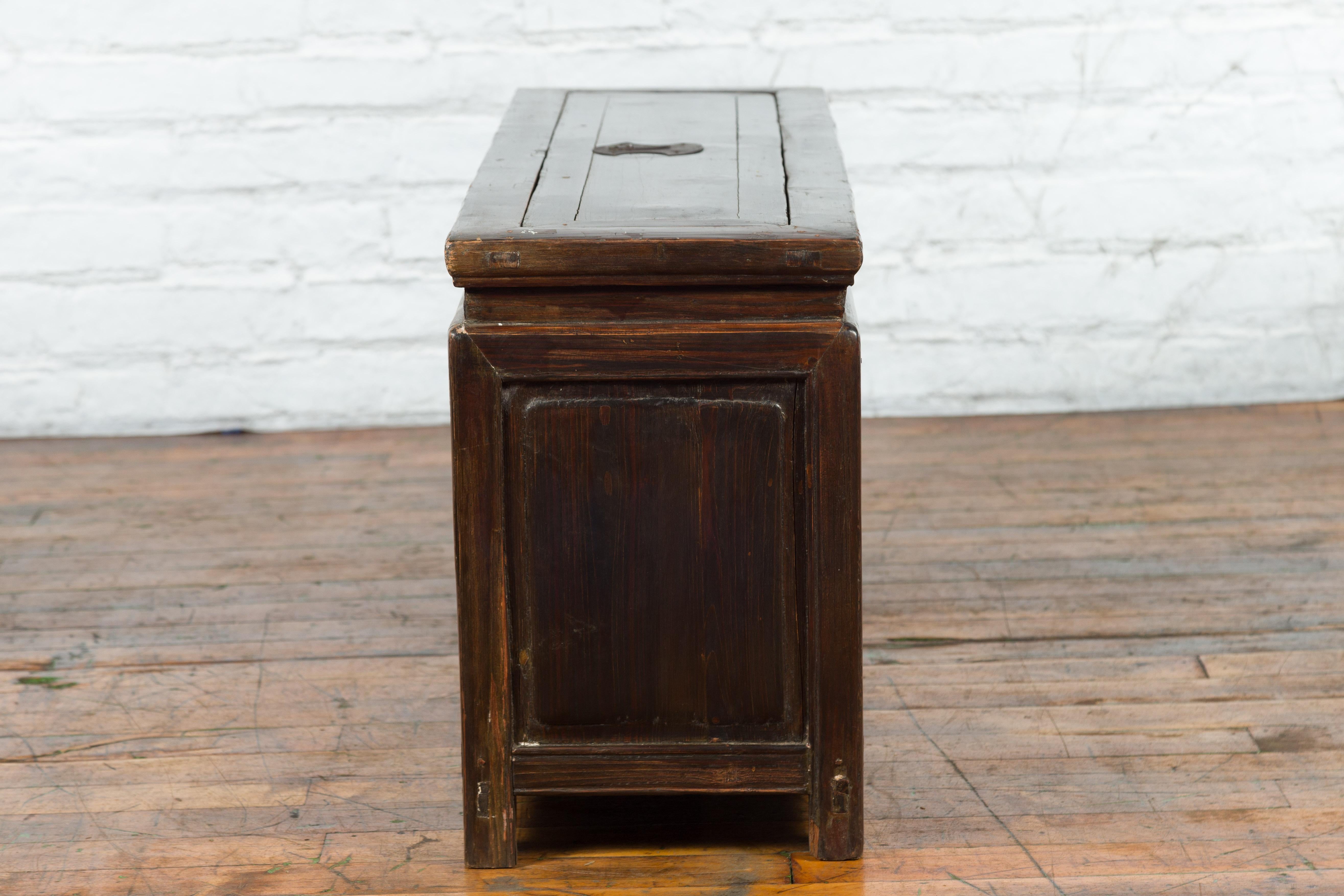 Chinese Early 20th Century Lacquered Trunk with Brass Hardware and Removable Top For Sale 1