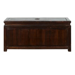 Baule cinese del primo Novecento laccato con ferramenta in ottone e piano rimovibile