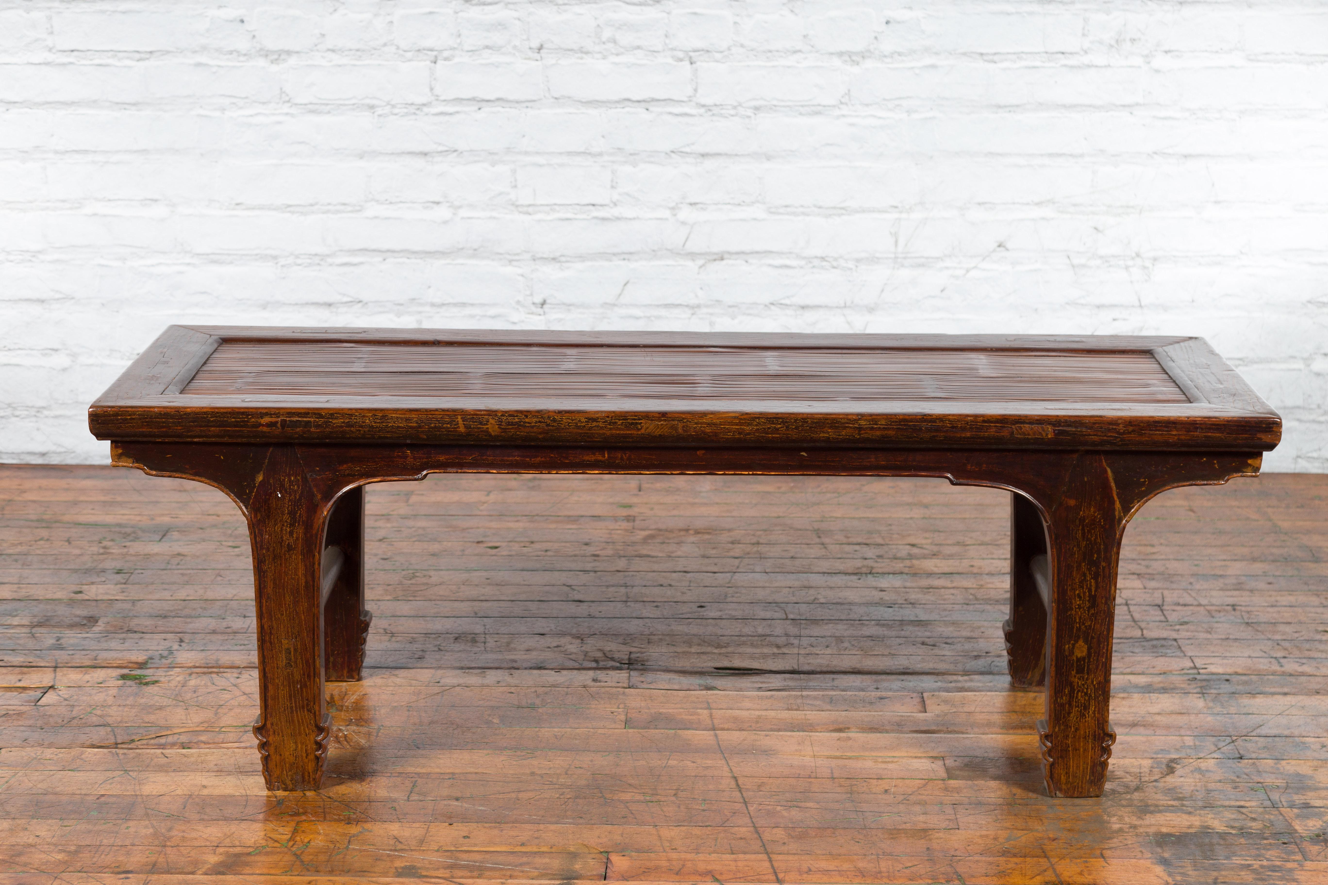 Sculpté Table basse chinoise du début du 20e siècle avec plateau en bambou pour tapis d'opium en vente