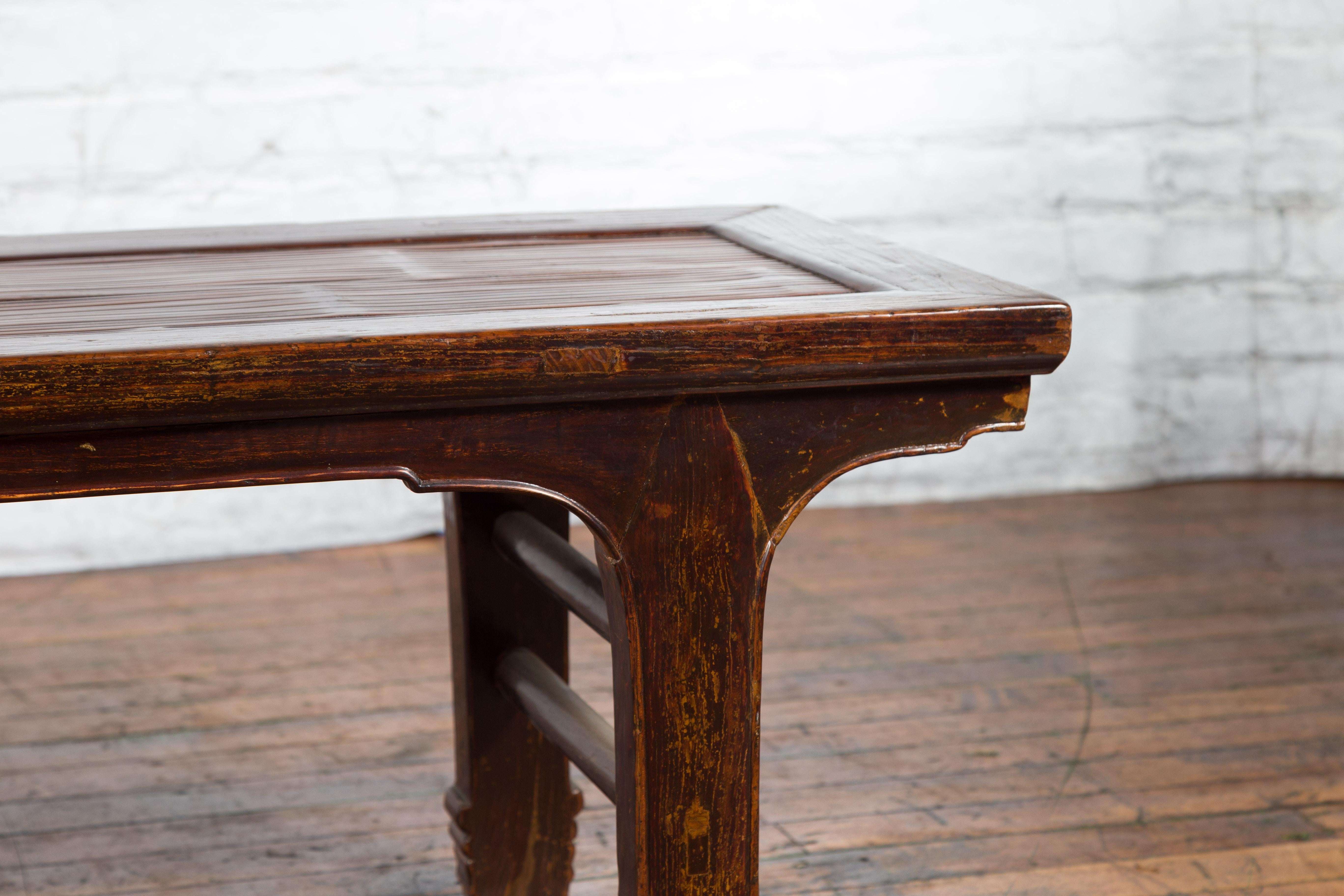 Bois Table basse chinoise du début du 20e siècle avec plateau en bambou pour tapis d'opium en vente