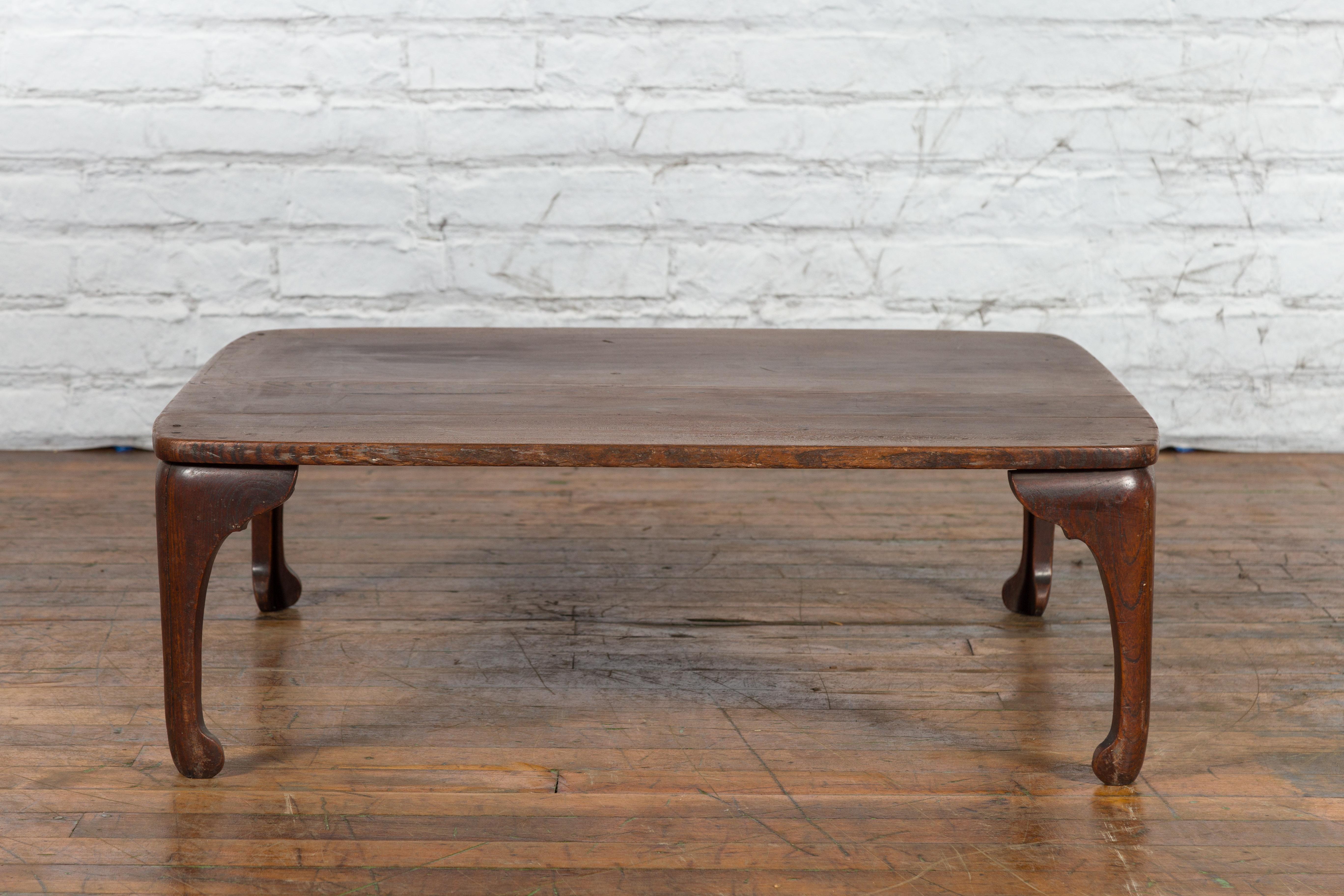 Chinese Early 20th Century Low Wooden Table with Curving Legs For Sale 7