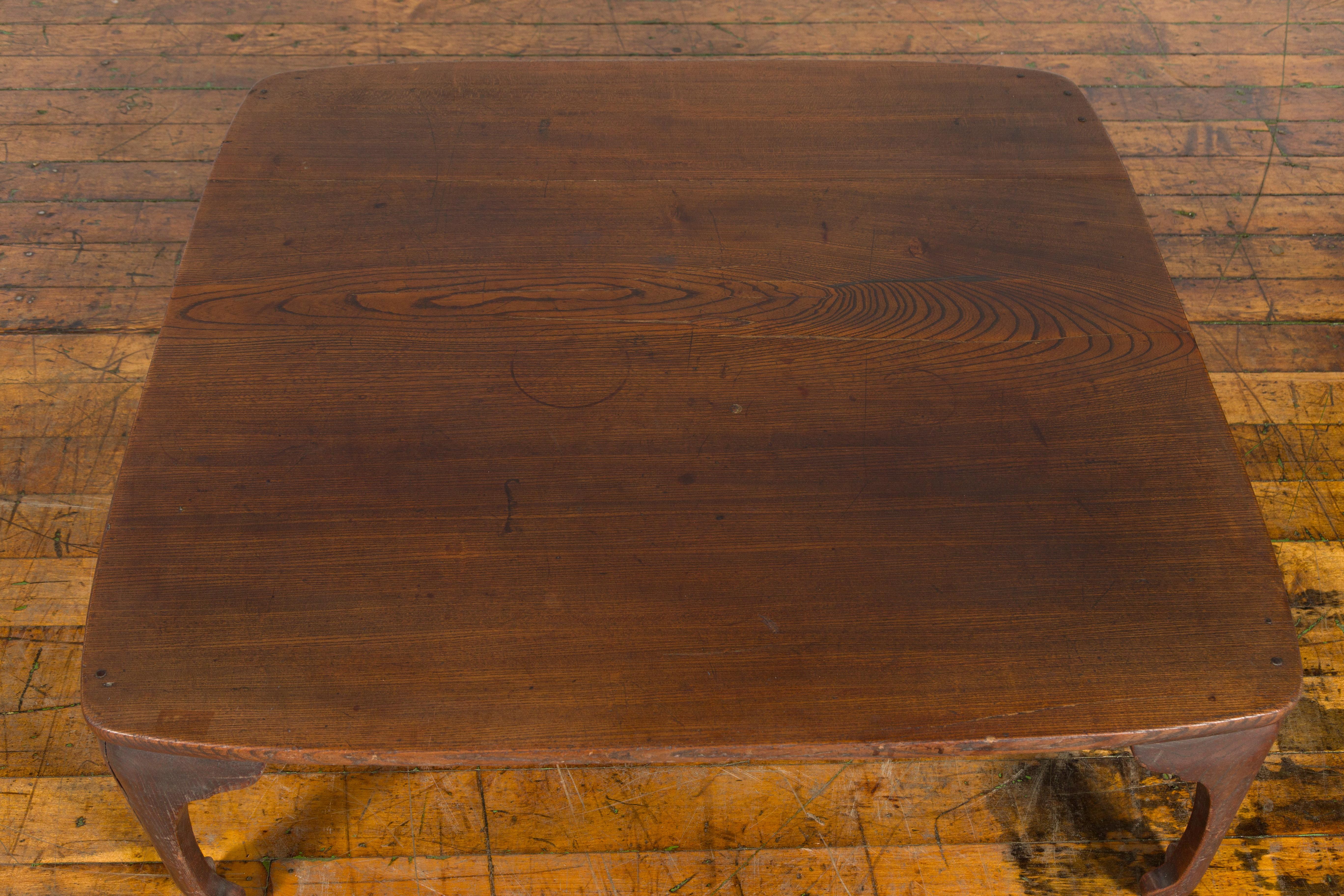 20ième siècle Table basse chinoise en bois du début du XXe siècle avec pieds incurvés en vente