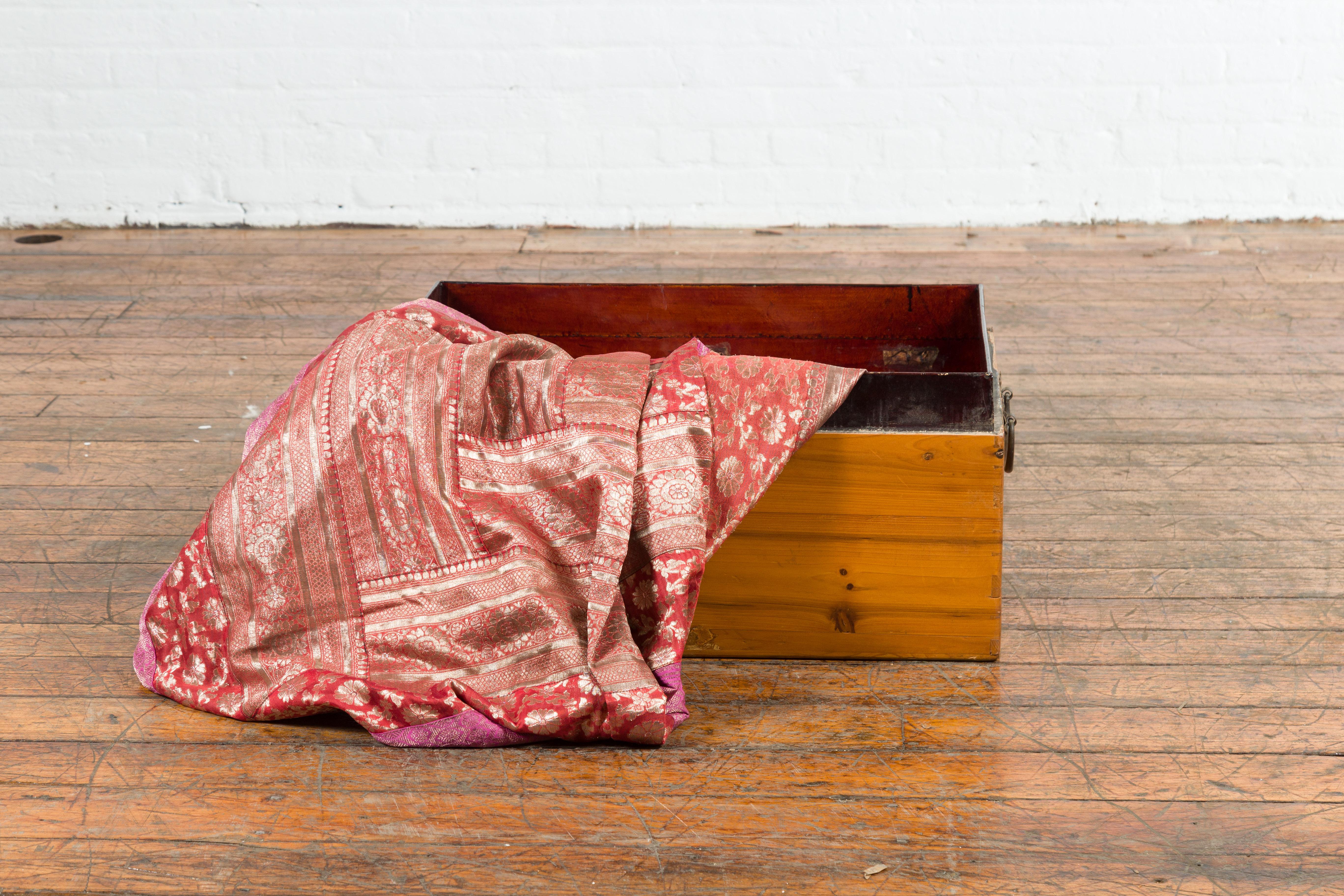 Coffre à couvertures en bois d'orme naturel du début du 20e siècle avec poignées latérales en laiton Bon état - En vente à Yonkers, NY