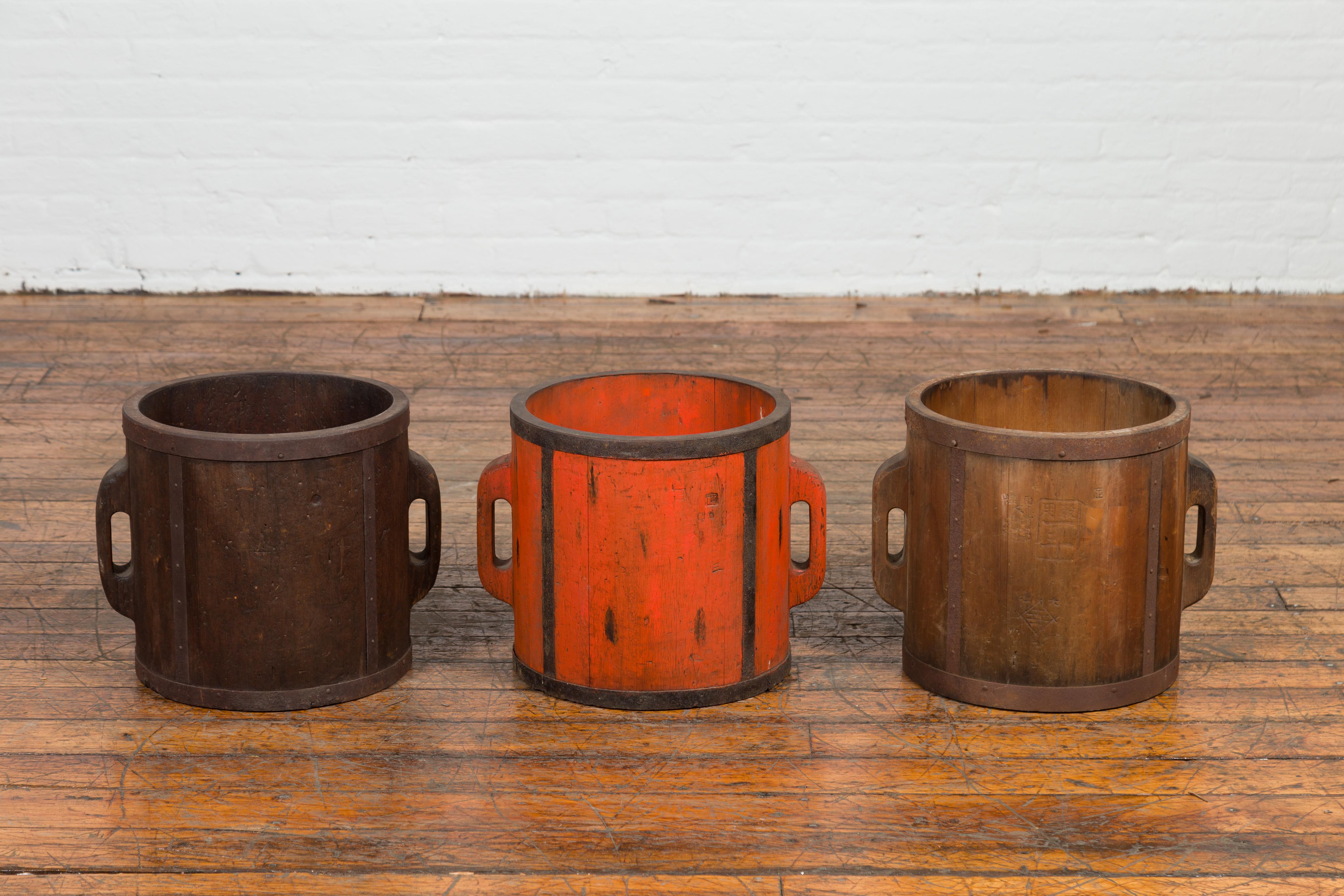 Chinese Early 20th Century Orange Grain Measuring Cup with Lateral Handles In Good Condition For Sale In Yonkers, NY