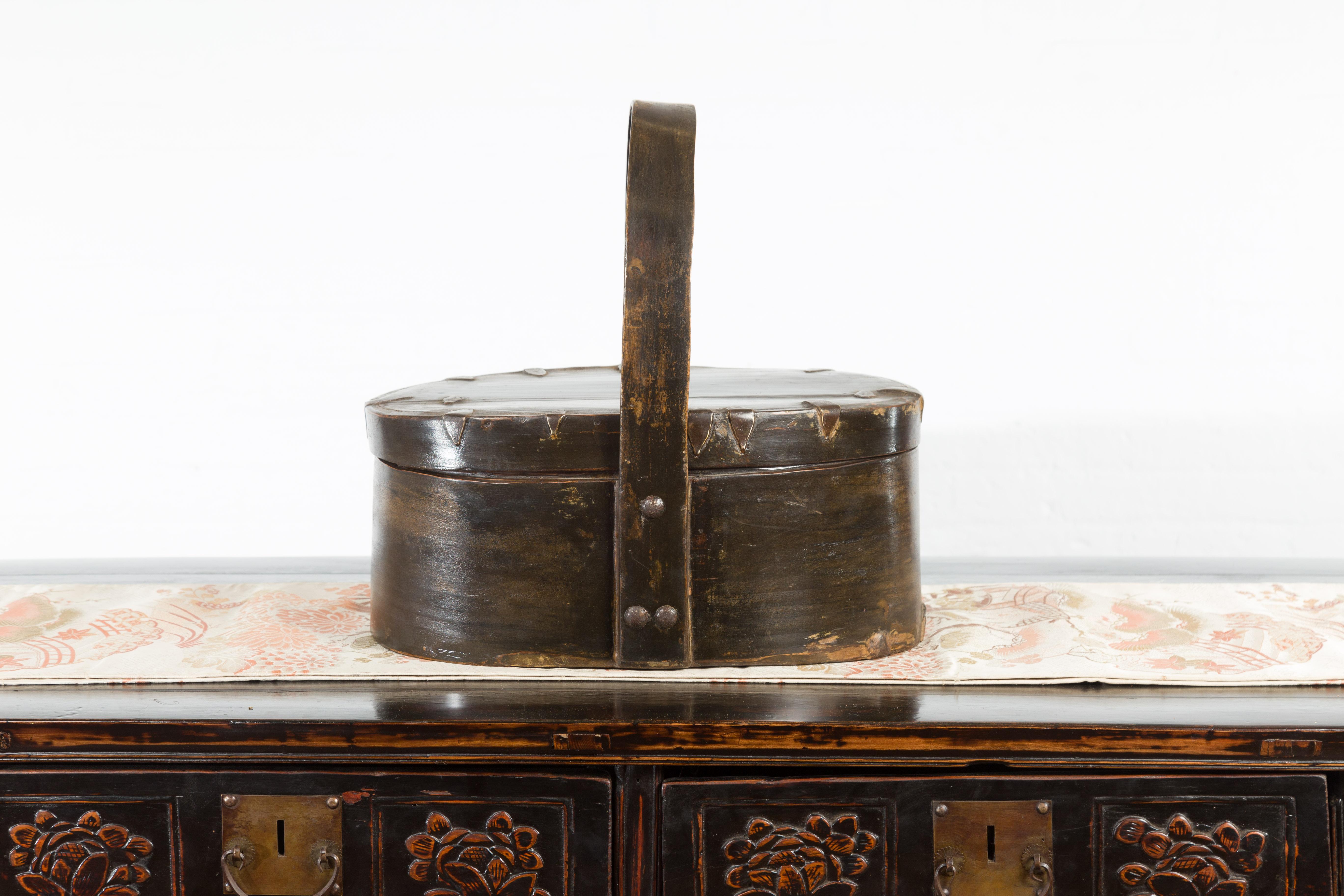 Chinesischer ovaler Tragkorb mit großem Bambusgriff aus dem frühen 20. Jahrhundert im Zustand „Gut“ im Angebot in Yonkers, NY