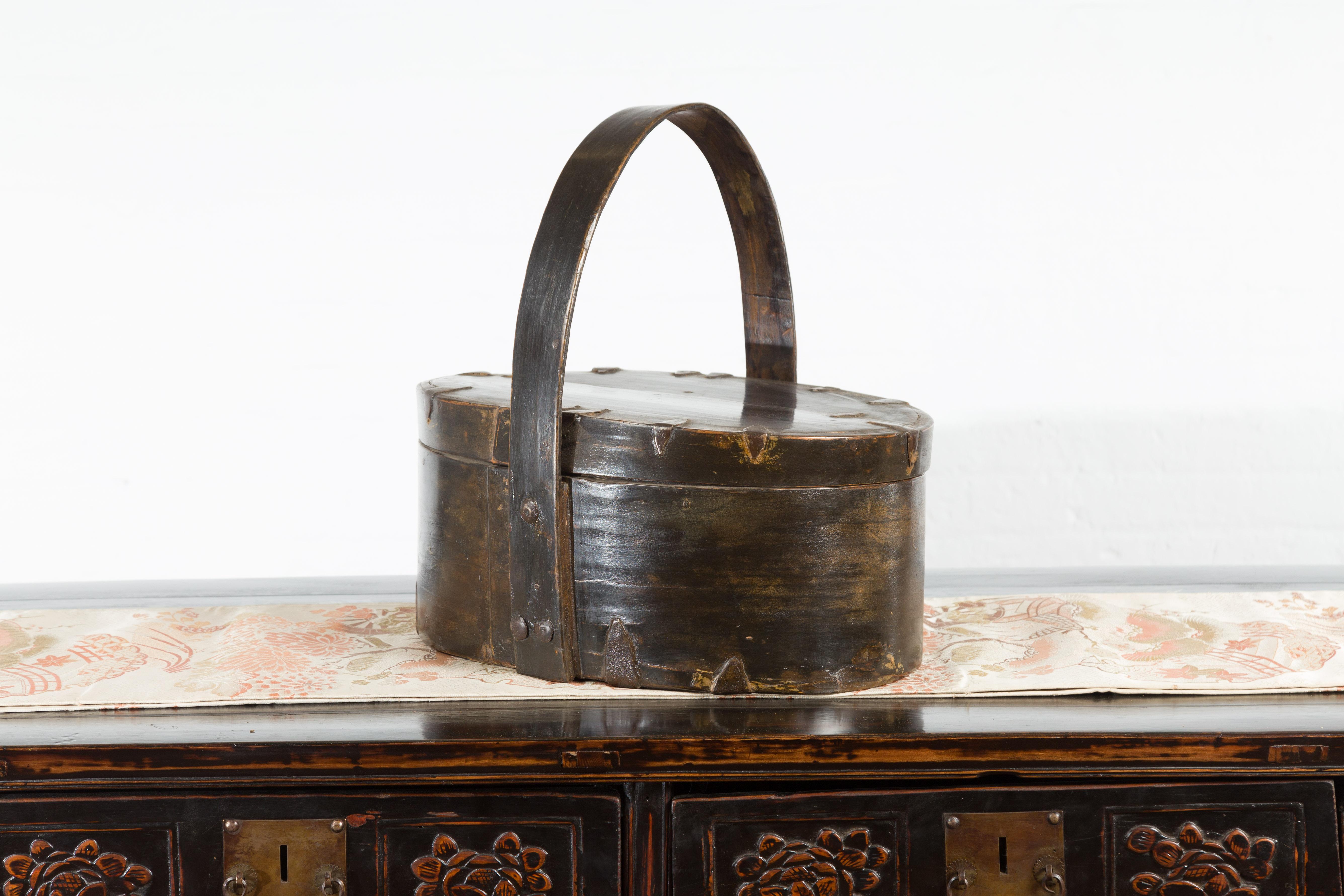 Chinese Early 20th Century Oval Carrying Basket with Large Bamboo Handle For Sale 4