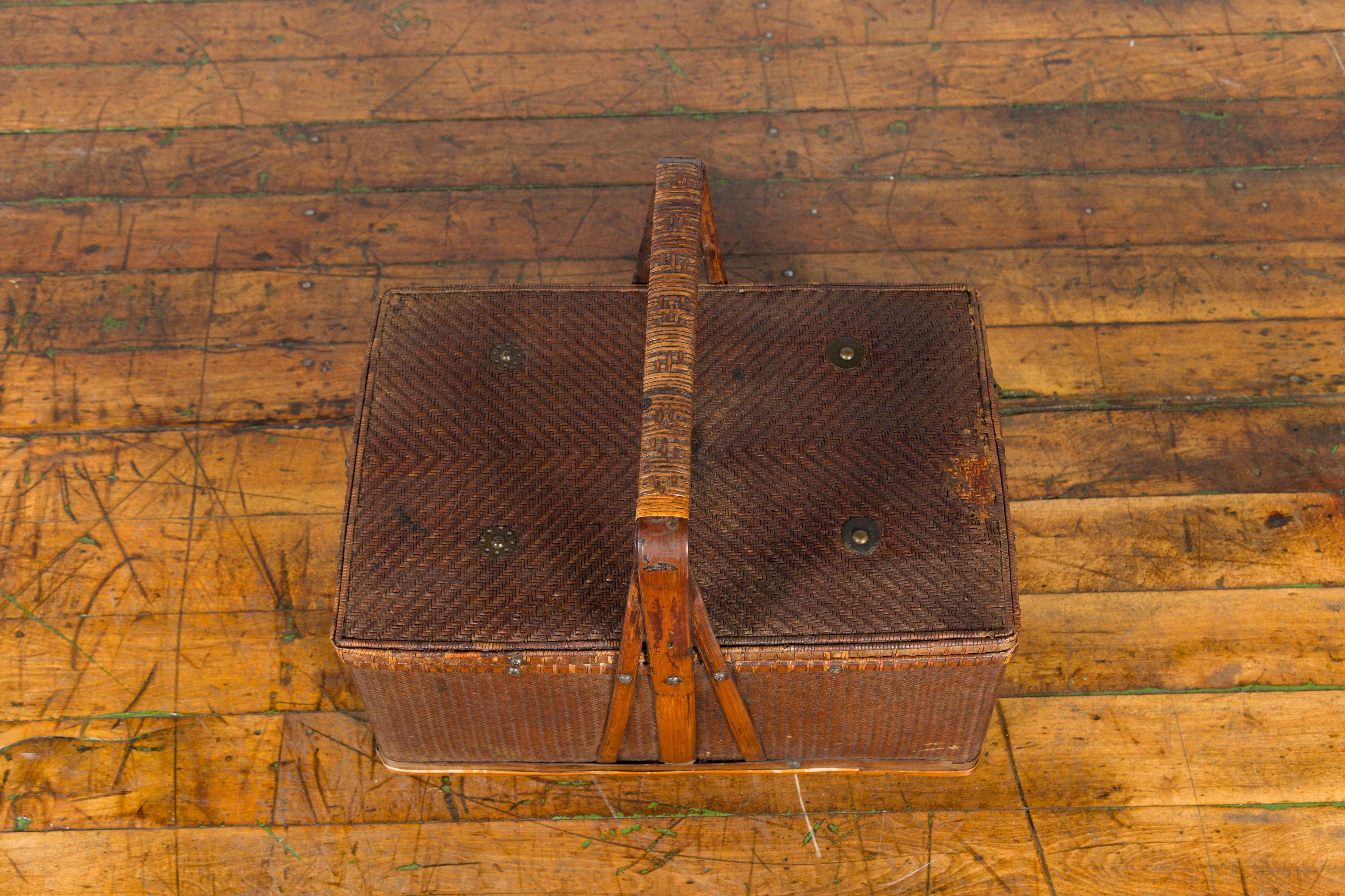 Chinese Early 20th Century Rattan Lunch Box with Tripartite Bamboo Handle In Good Condition For Sale In Yonkers, NY