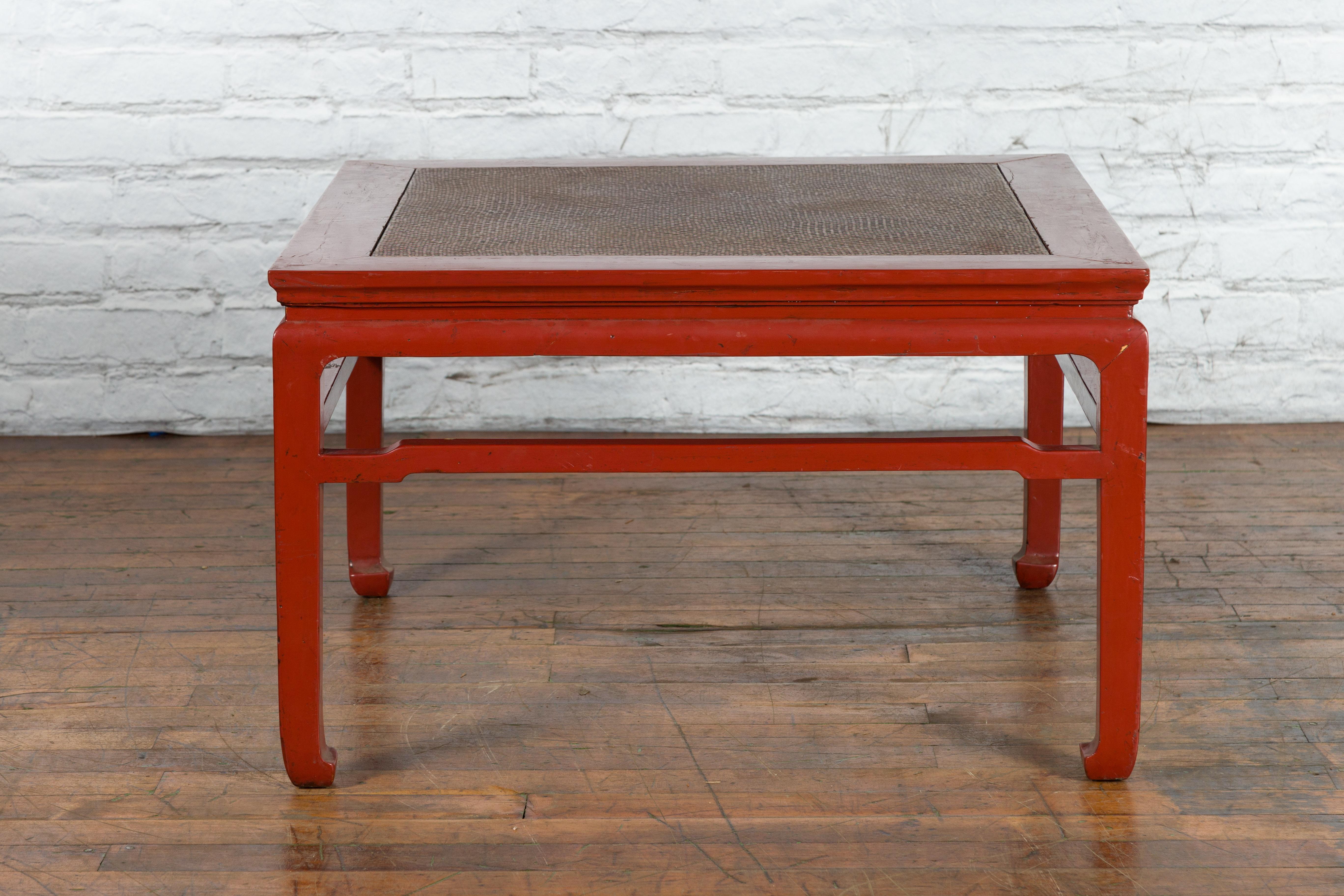 Chinese Early 20th Century Red Lacquer Coffee Table with Hand-Woven Rattan Top For Sale 8