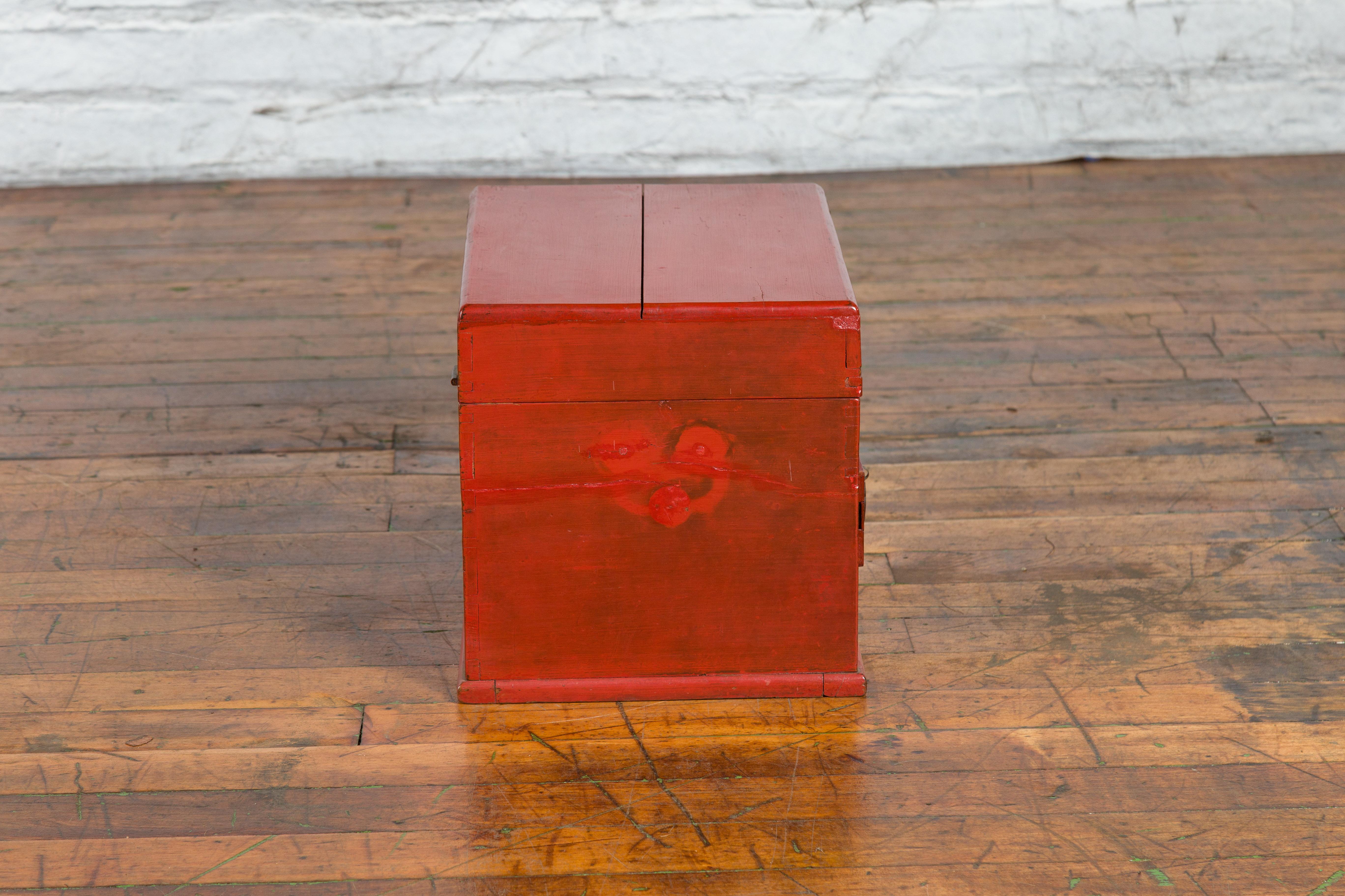 Chinese Early 20th Century Red Lacquer Jewelry Box with Bronze Hardware For Sale 6