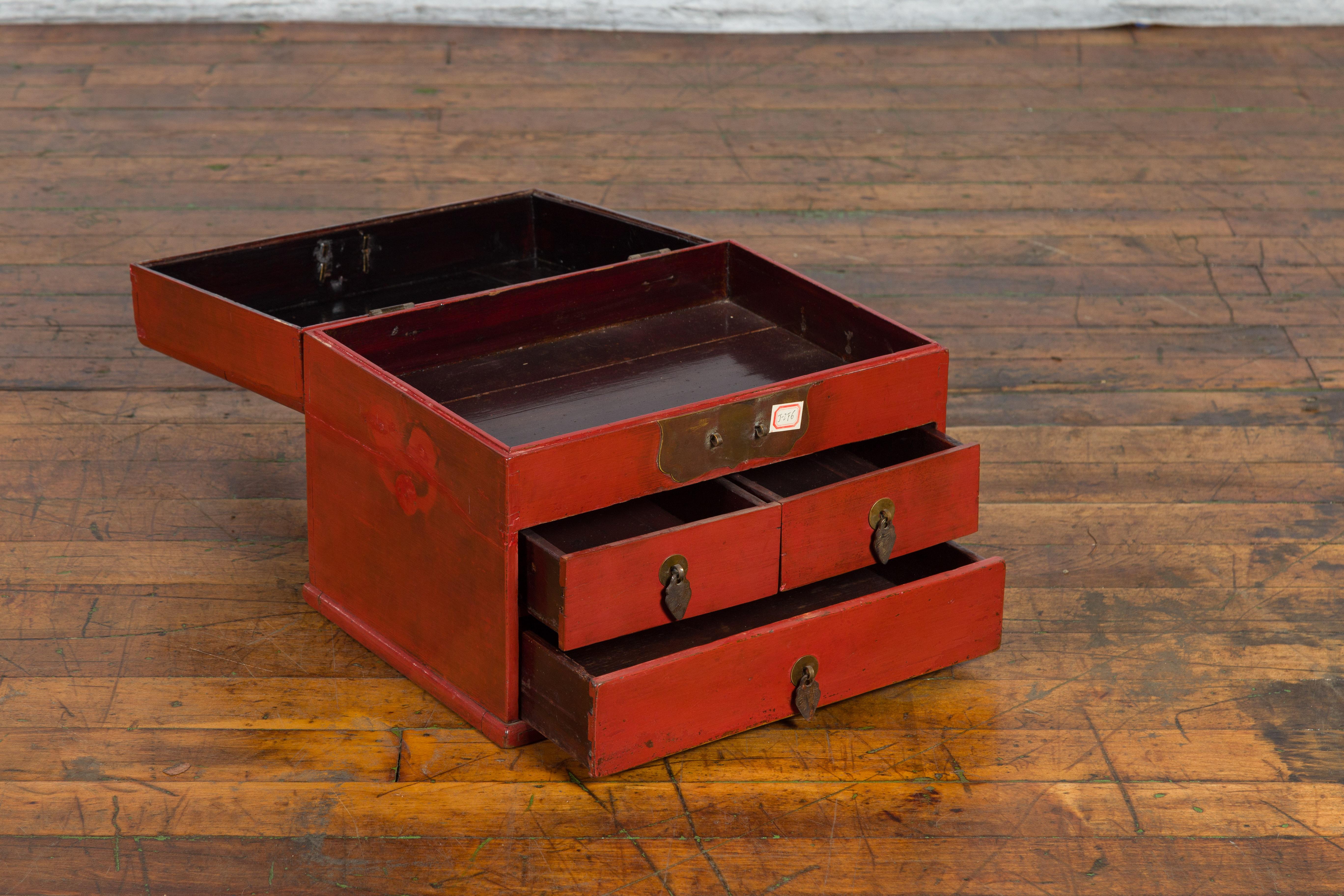 Boîte à bijoux chinoise du début du 20e siècle en laque rouge avec quincaillerie en bronze Bon état - En vente à Yonkers, NY