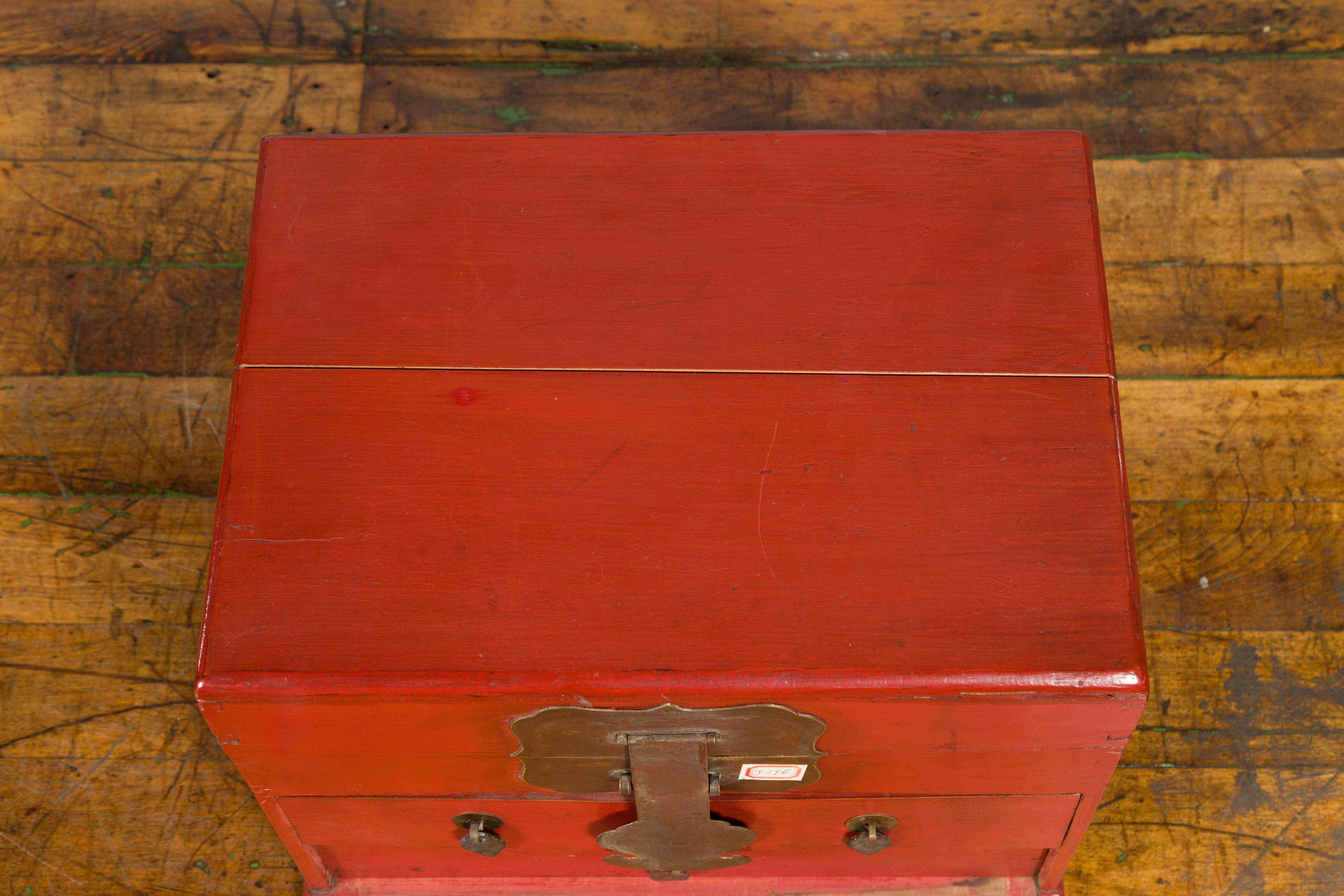 Chinese Early 20th Century Red Lacquer Jewelry Box with Bronze Hardware In Good Condition For Sale In Yonkers, NY