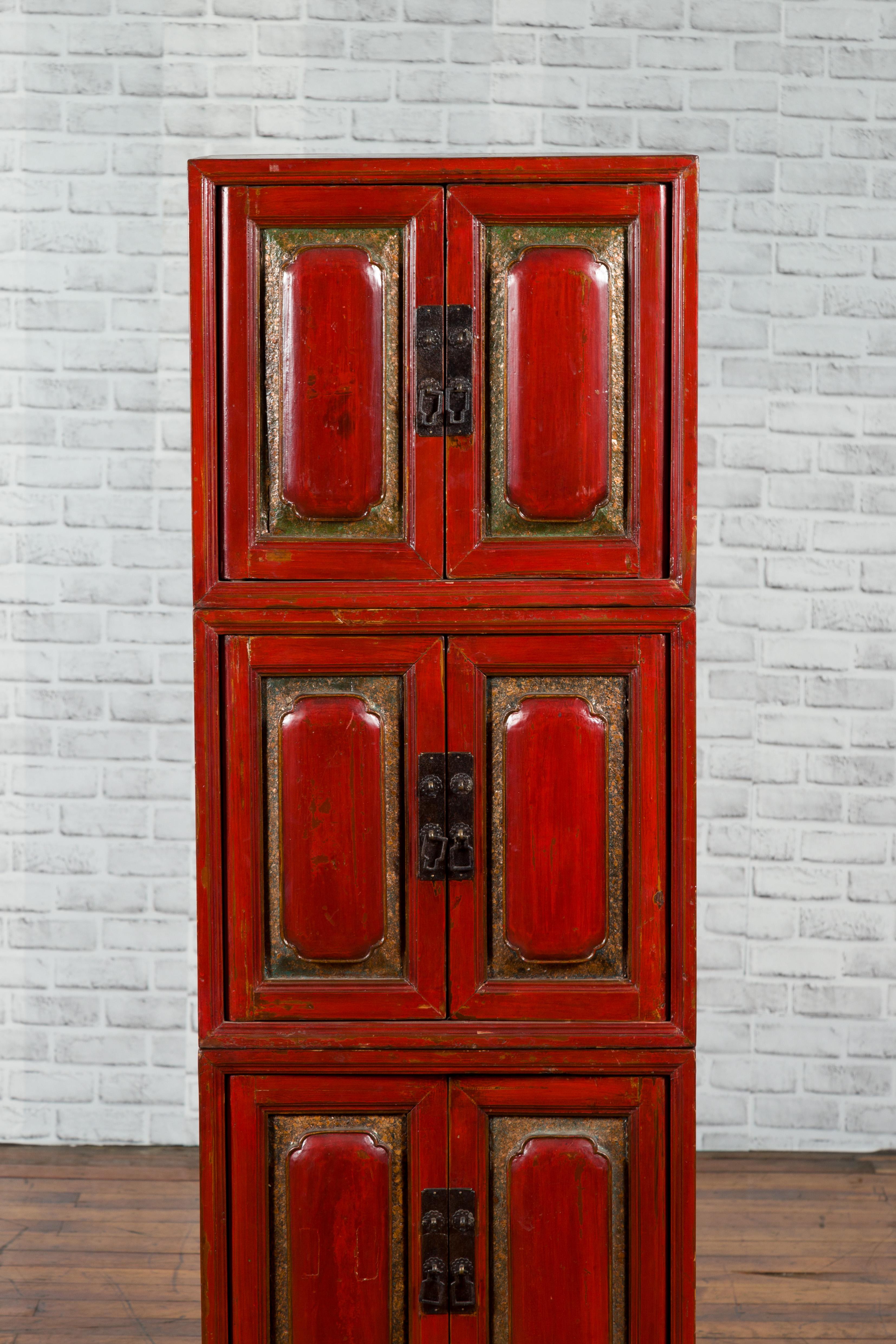 Armoire empilable en trois parties en laque rouge chinoise du début du 20e siècle Bon état - En vente à Yonkers, NY